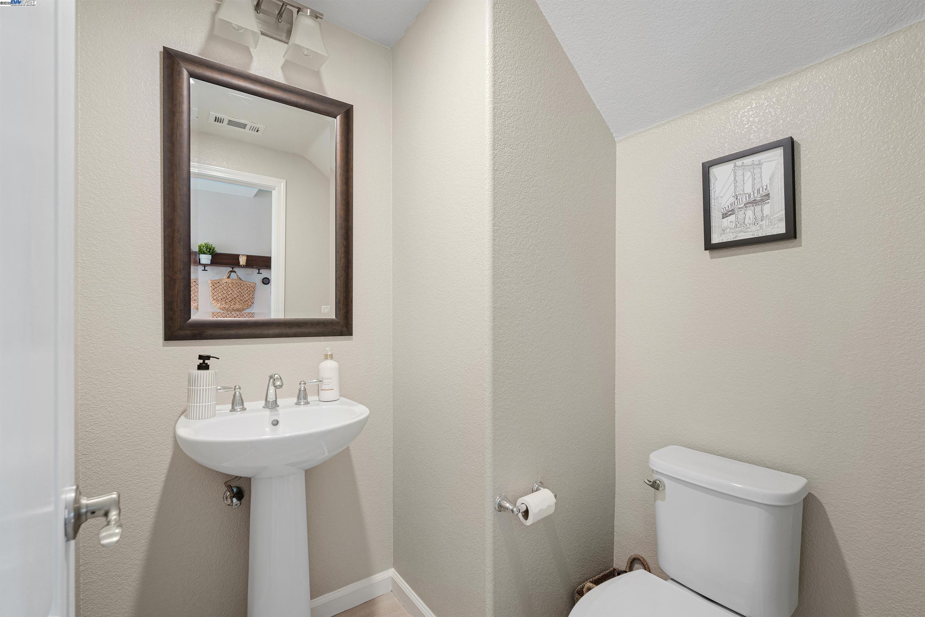 Detail Gallery Image 16 of 46 For 33964 Horseshoe Loop, Fremont,  CA 94555 - 5 Beds | 2/1 Baths