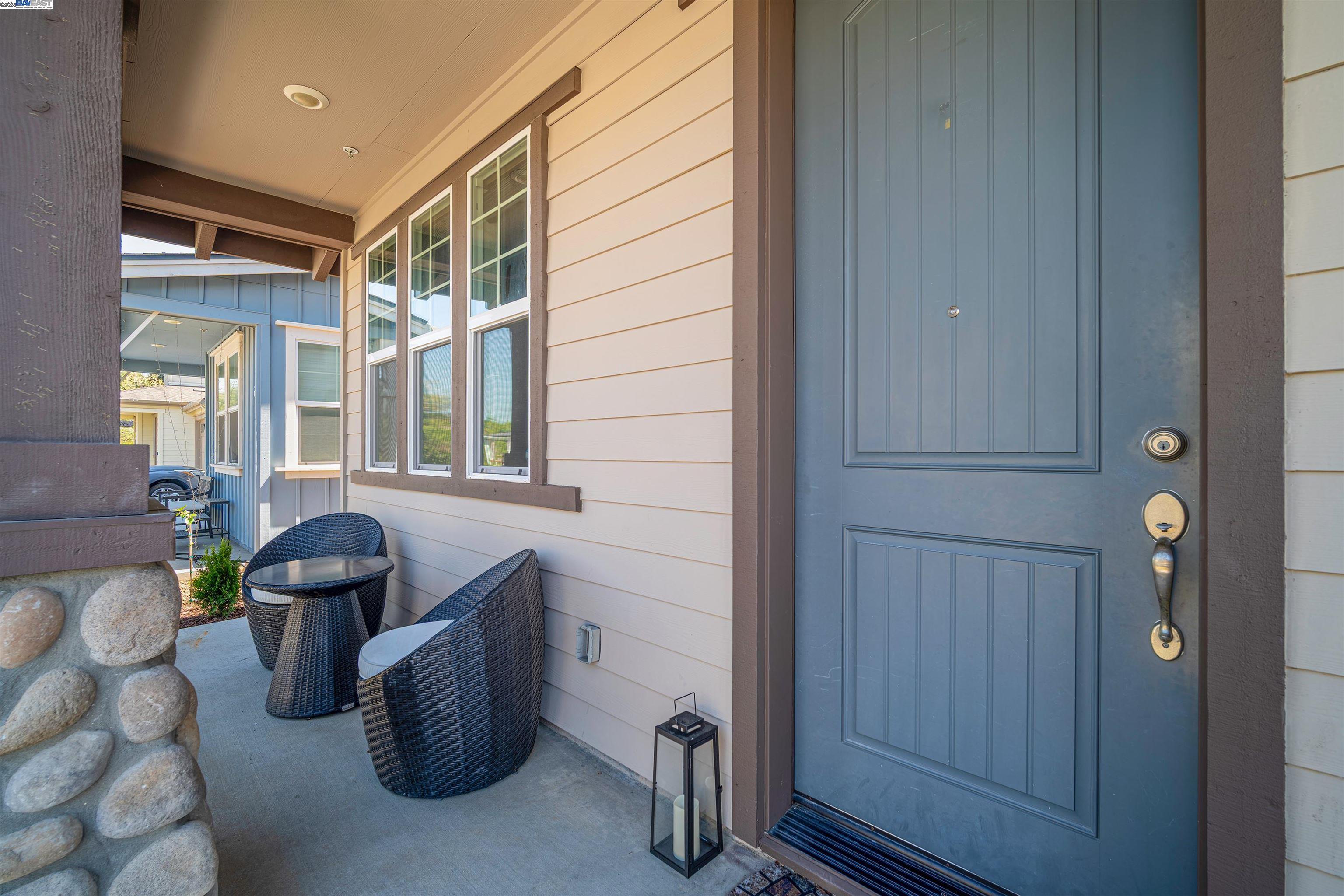 Detail Gallery Image 2 of 46 For 33964 Horseshoe Loop, Fremont,  CA 94555 - 5 Beds | 2/1 Baths