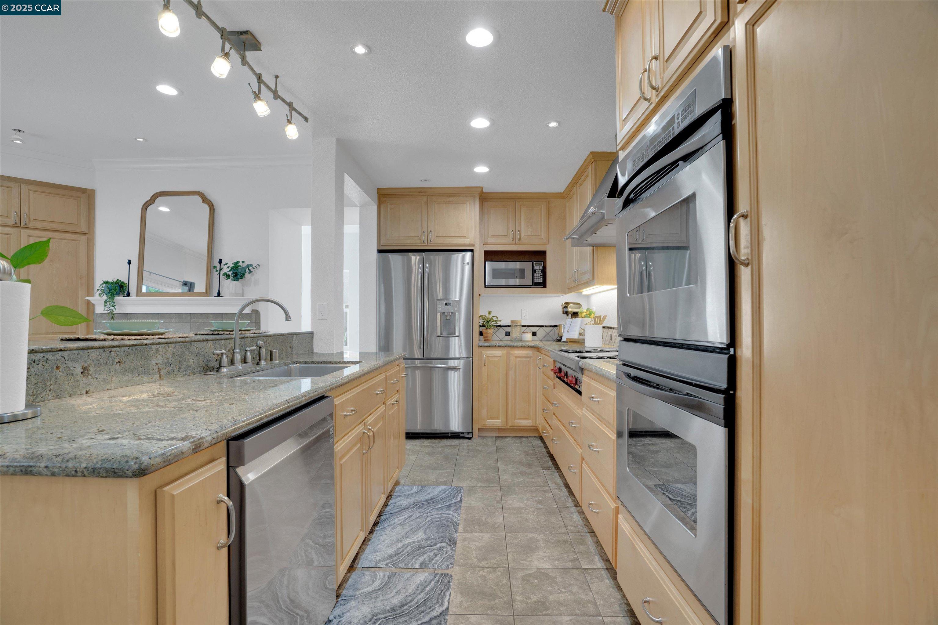Detail Gallery Image 13 of 37 For 1109 Brittany Hills Ct, Martinez,  CA 94553 - 4 Beds | 3 Baths