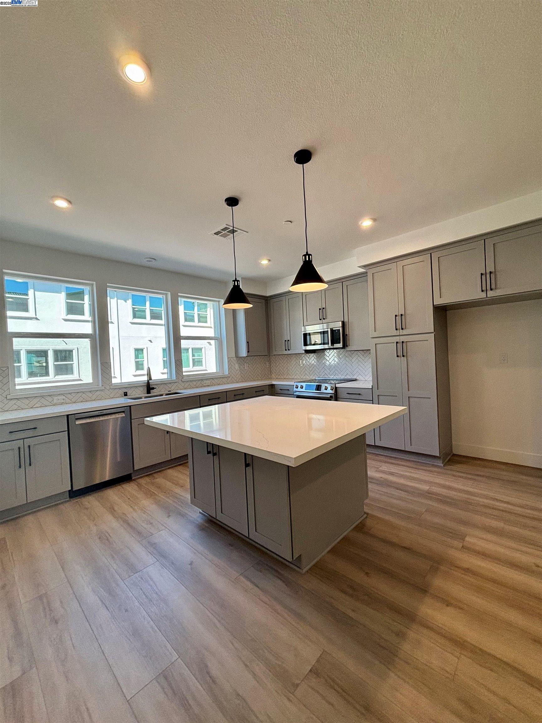 Detail Gallery Image 4 of 17 For 912 Kolbe Lane #603,  Morgan Hill,  CA 95037 - 4 Beds | 3/1 Baths