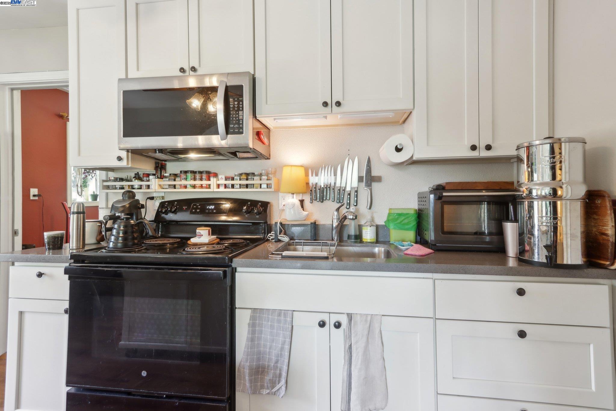 Detail Gallery Image 11 of 49 For 1101 Palm Avenue, Martinez,  CA 94553 - 3 Beds | 3 Baths