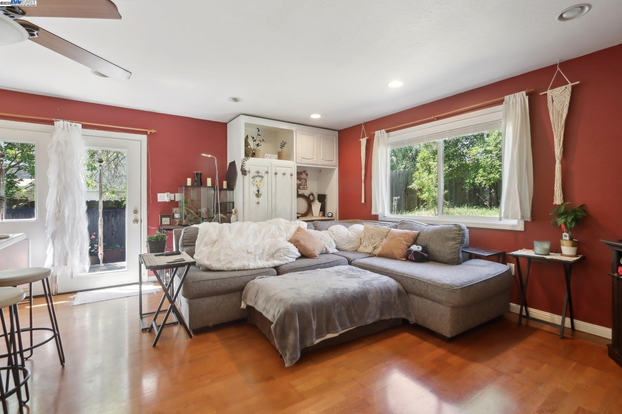 Detail Gallery Image 7 of 49 For 1101 Palm Avenue, Martinez,  CA 94553 - 3 Beds | 3 Baths