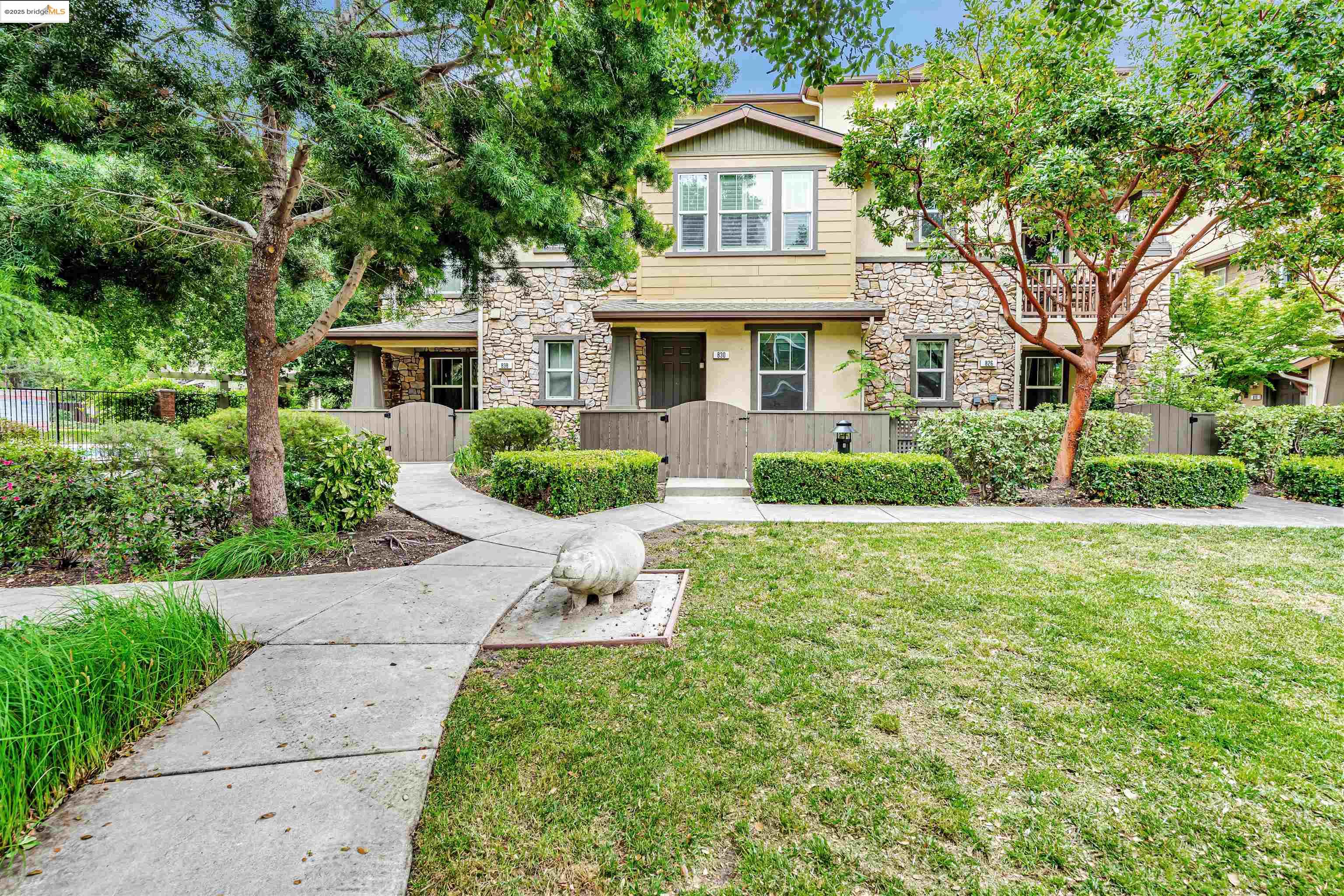 Detail Gallery Image 1 of 27 For 830 El Paseo Cir, Walnut Creek,  CA 94597 - 3 Beds | 3 Baths
