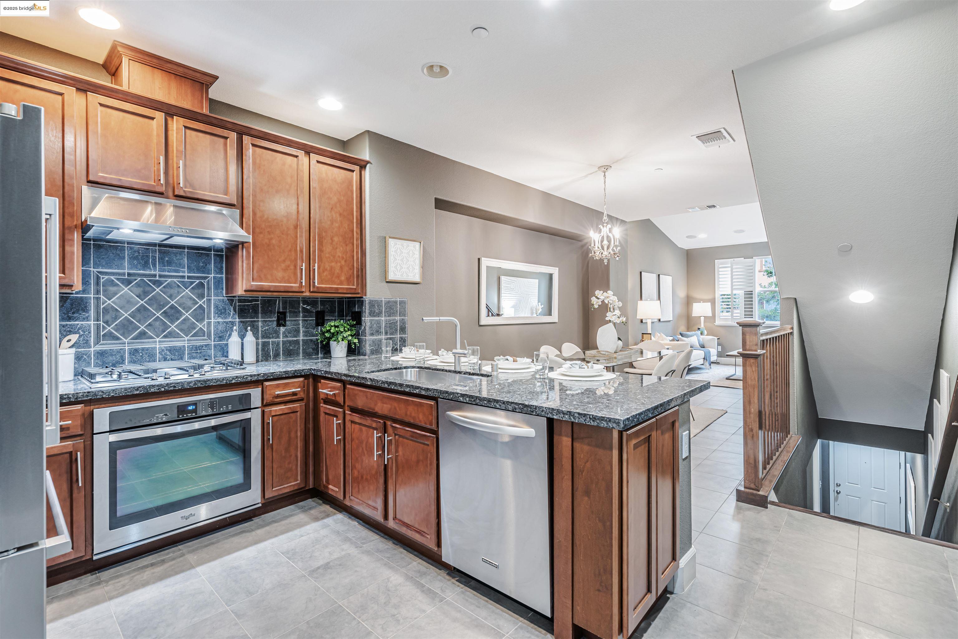 Detail Gallery Image 6 of 27 For 830 El Paseo Cir, Walnut Creek,  CA 94597 - 3 Beds | 3 Baths
