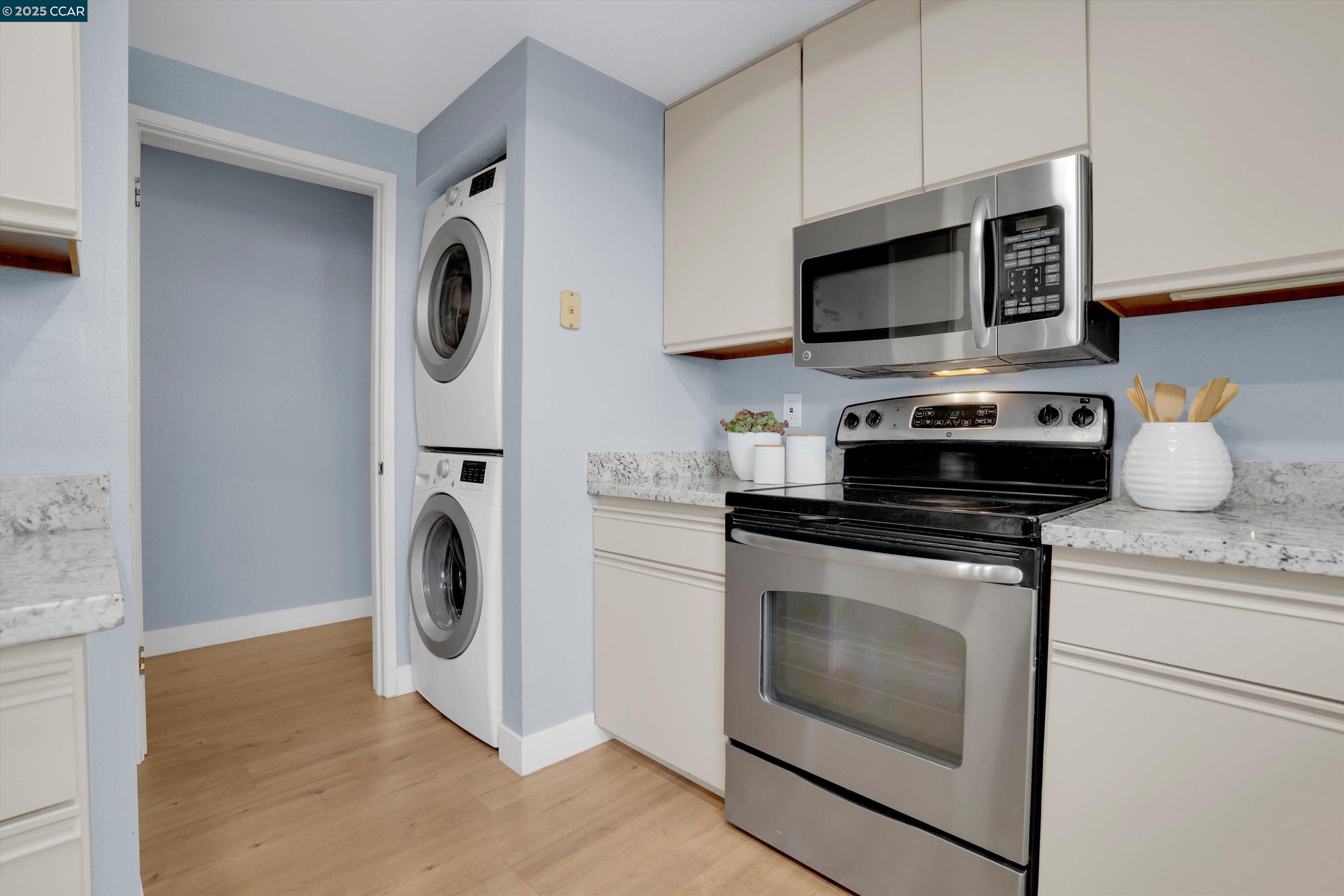 Detail Gallery Image 4 of 27 For 2725 Oak Rd a,  Walnut Creek,  CA 94597 - 2 Beds | 2 Baths