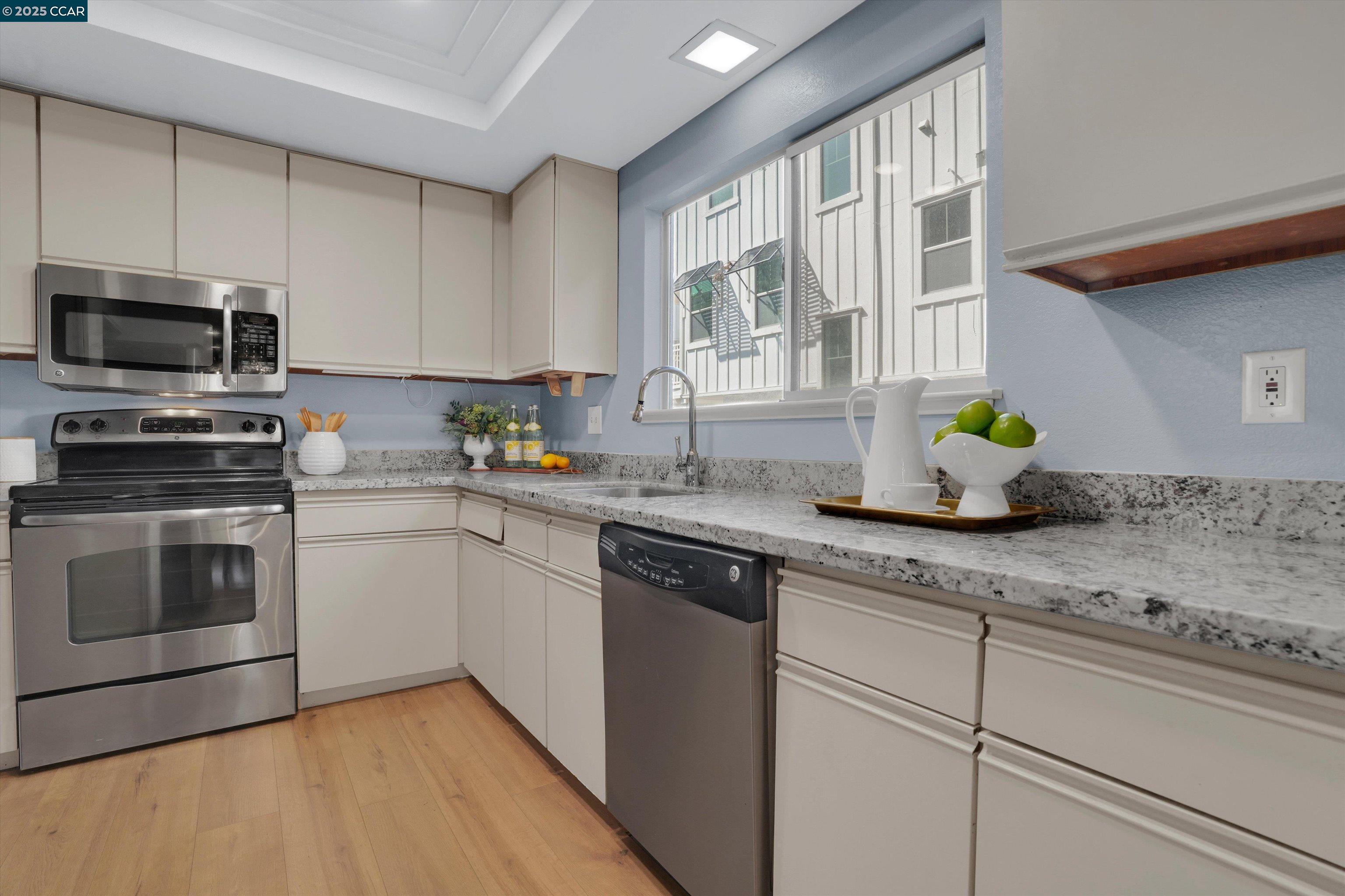 Detail Gallery Image 5 of 27 For 2725 Oak Rd a,  Walnut Creek,  CA 94597 - 2 Beds | 2 Baths