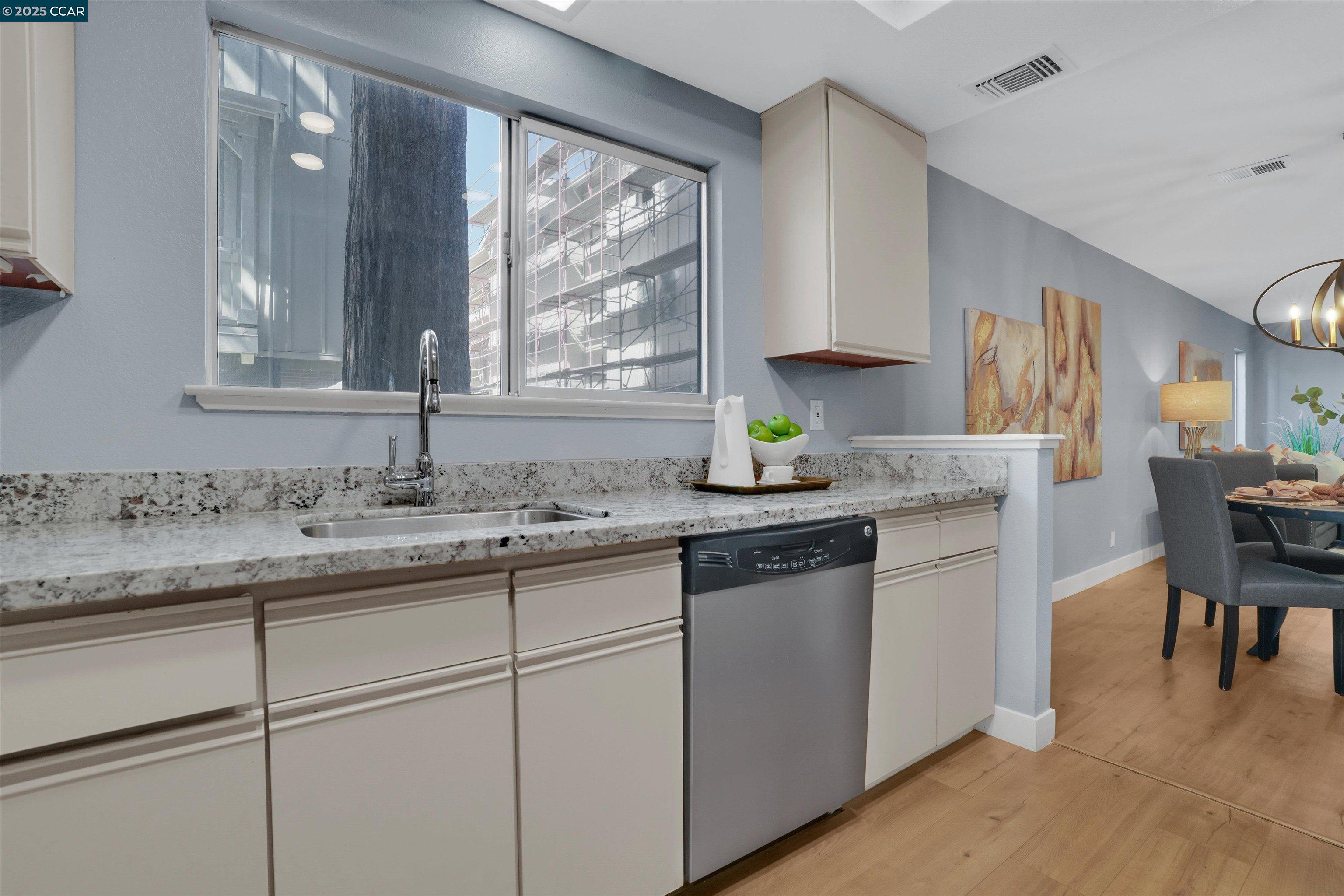 Detail Gallery Image 6 of 27 For 2725 Oak Rd a,  Walnut Creek,  CA 94597 - 2 Beds | 2 Baths