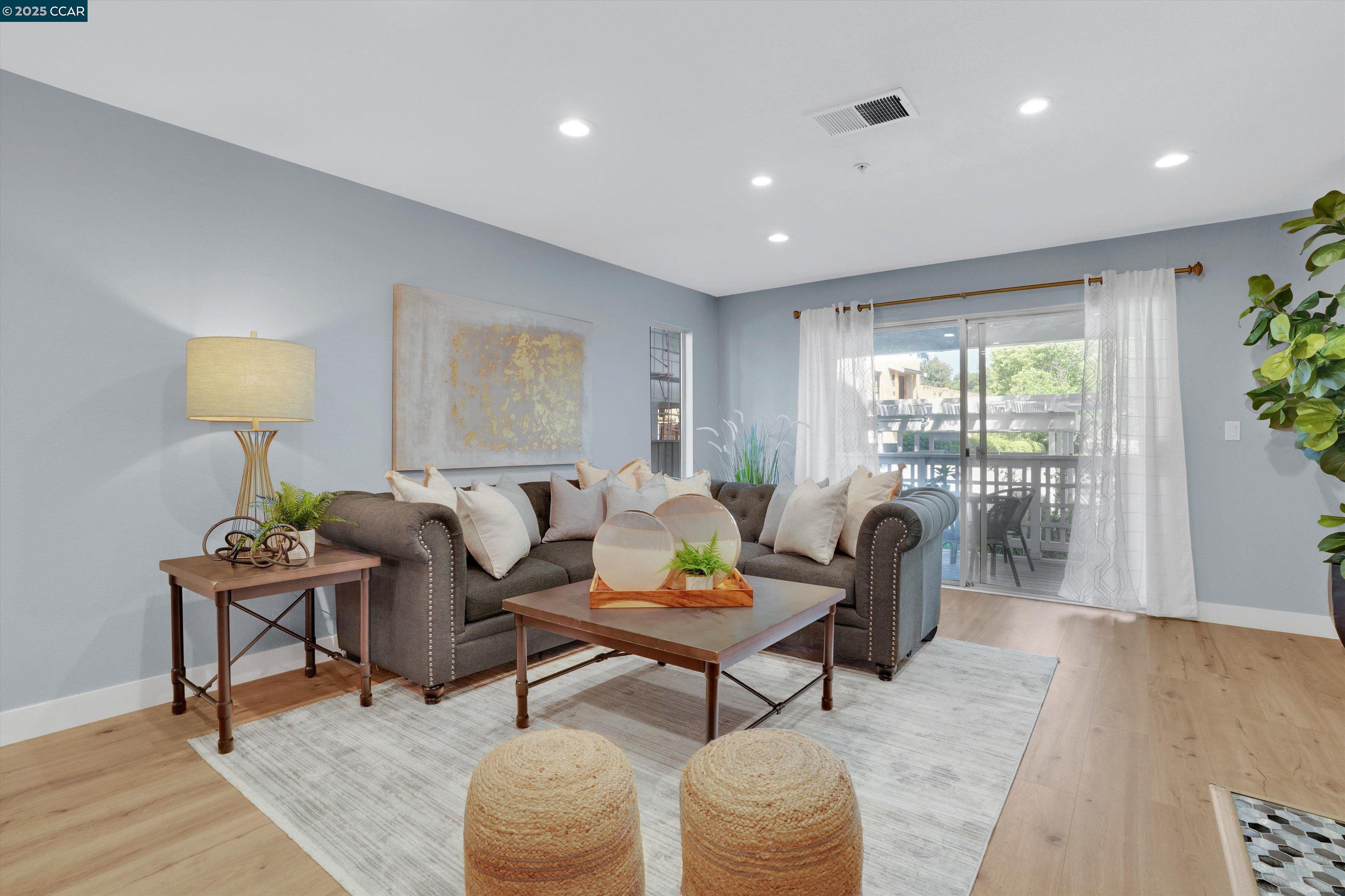 Detail Gallery Image 9 of 27 For 2725 Oak Rd a,  Walnut Creek,  CA 94597 - 2 Beds | 2 Baths