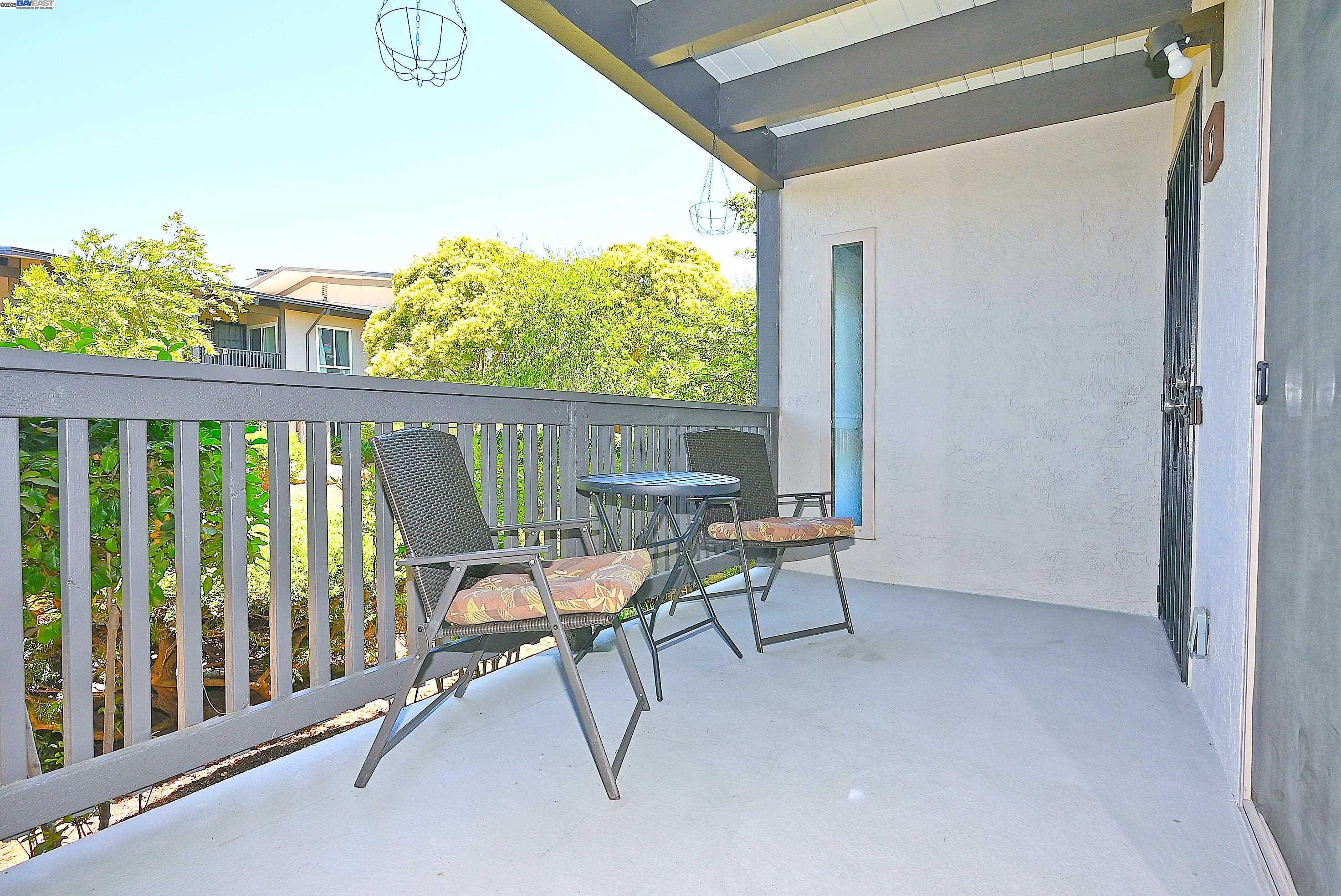 Detail Gallery Image 3 of 39 For 19100 Crest Ave #23,  Castro Valley,  CA 94546 - 2 Beds | 1 Baths