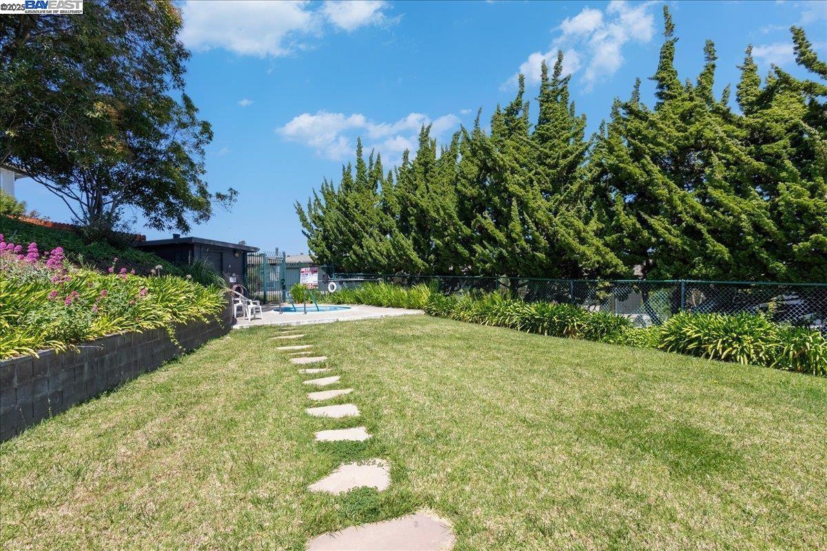 Detail Gallery Image 35 of 39 For 19100 Crest Ave #23,  Castro Valley,  CA 94546 - 2 Beds | 1 Baths