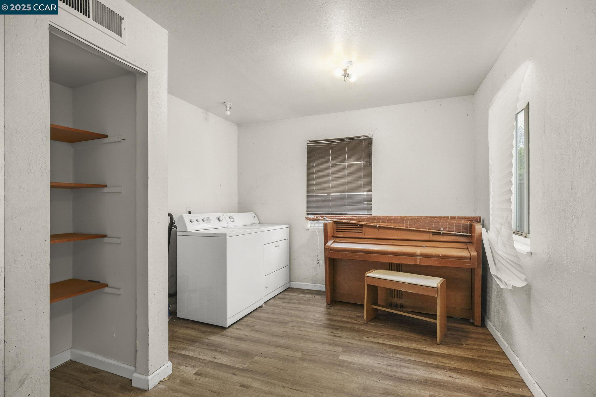 Detail Gallery Image 12 of 26 For 945 Arlington Ave, Oakland,  CA 94608 - 4 Beds | 3 Baths