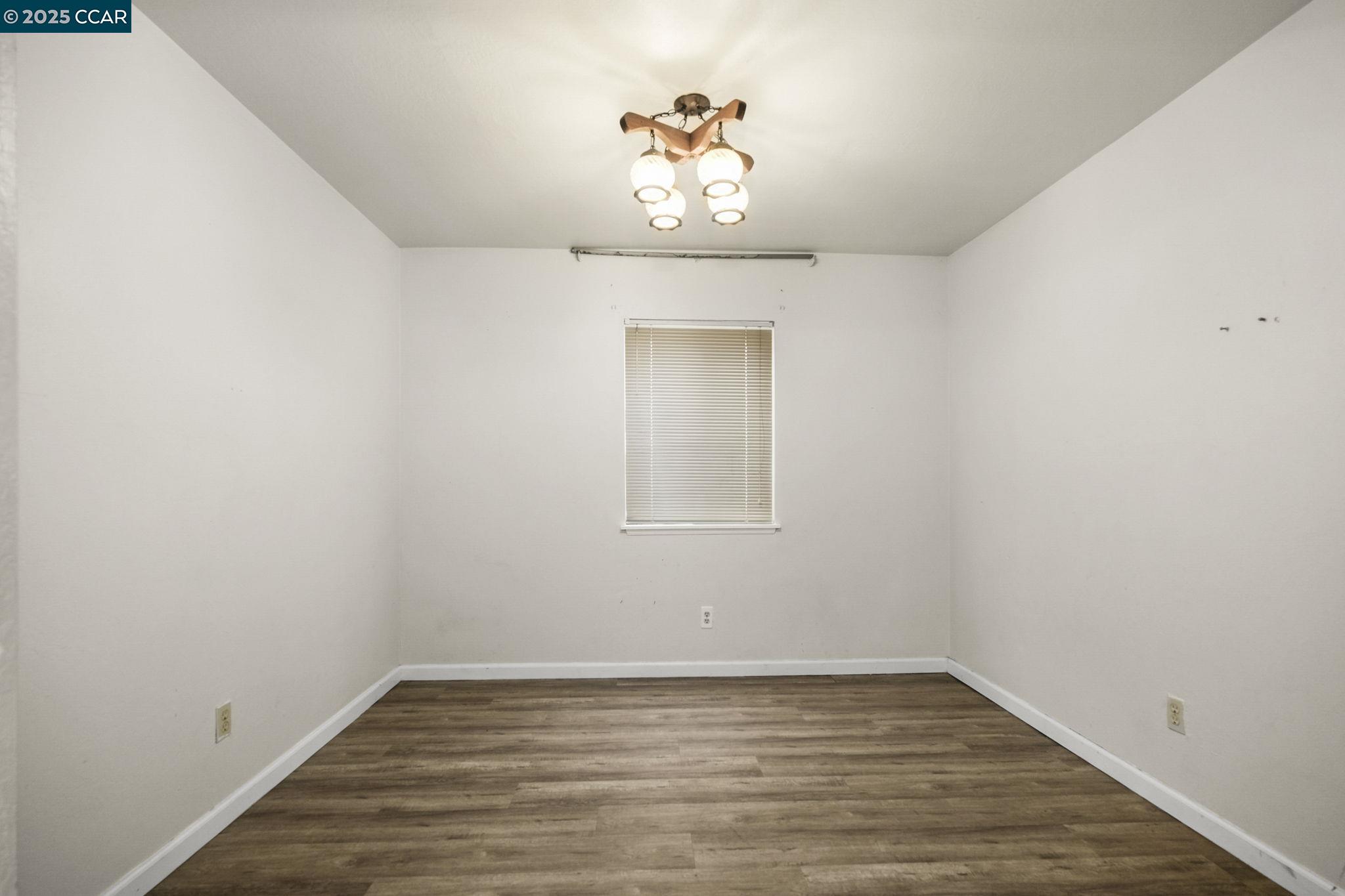 Detail Gallery Image 14 of 26 For 945 Arlington Ave, Oakland,  CA 94608 - 4 Beds | 3 Baths