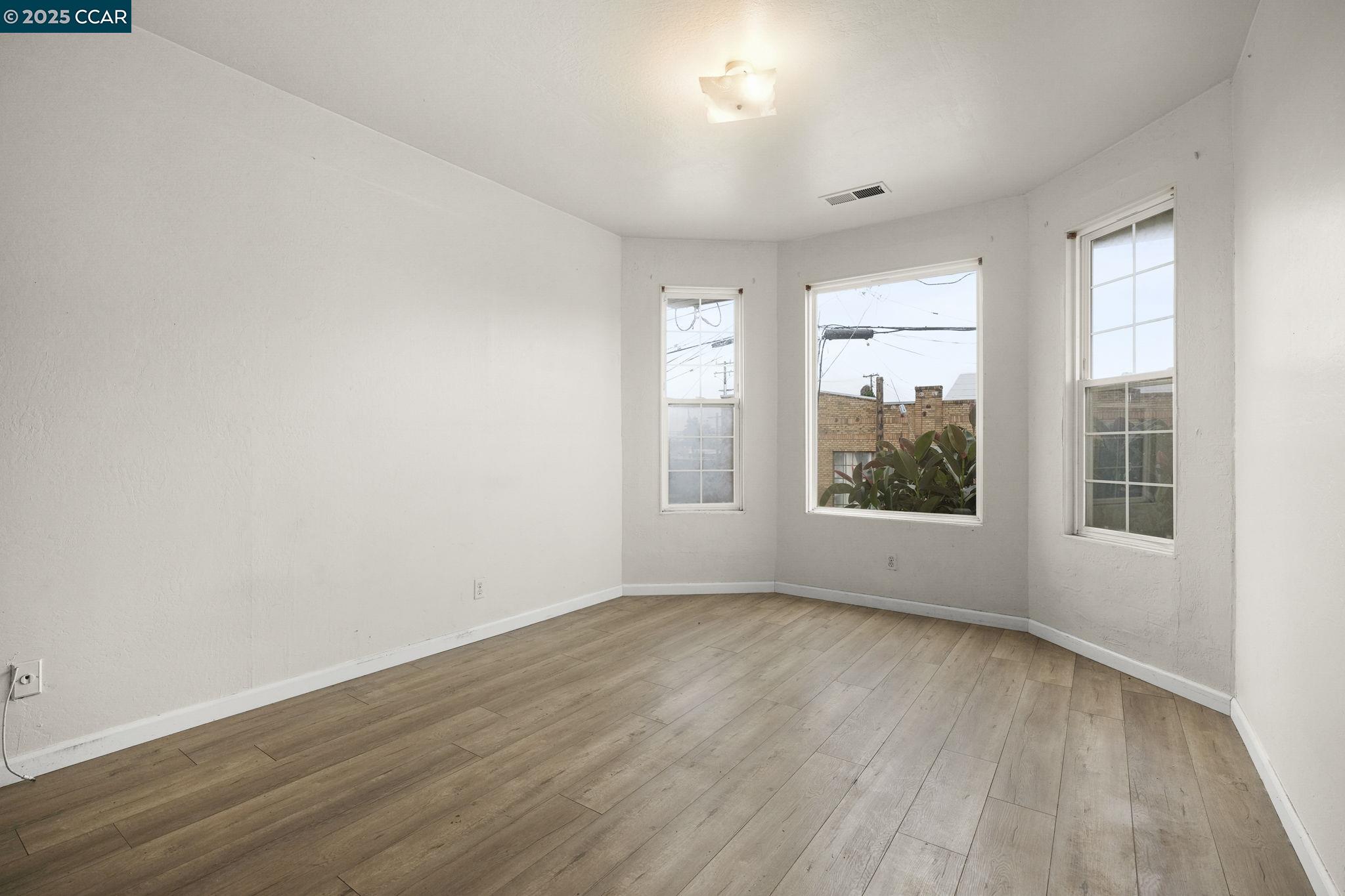 Detail Gallery Image 20 of 26 For 945 Arlington Ave, Oakland,  CA 94608 - 4 Beds | 3 Baths