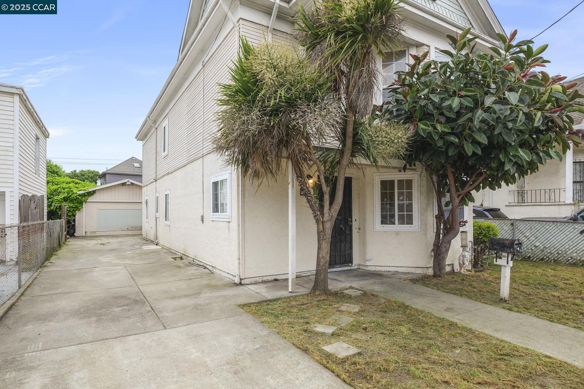 Detail Gallery Image 3 of 26 For 945 Arlington Ave, Oakland,  CA 94608 - 4 Beds | 3 Baths