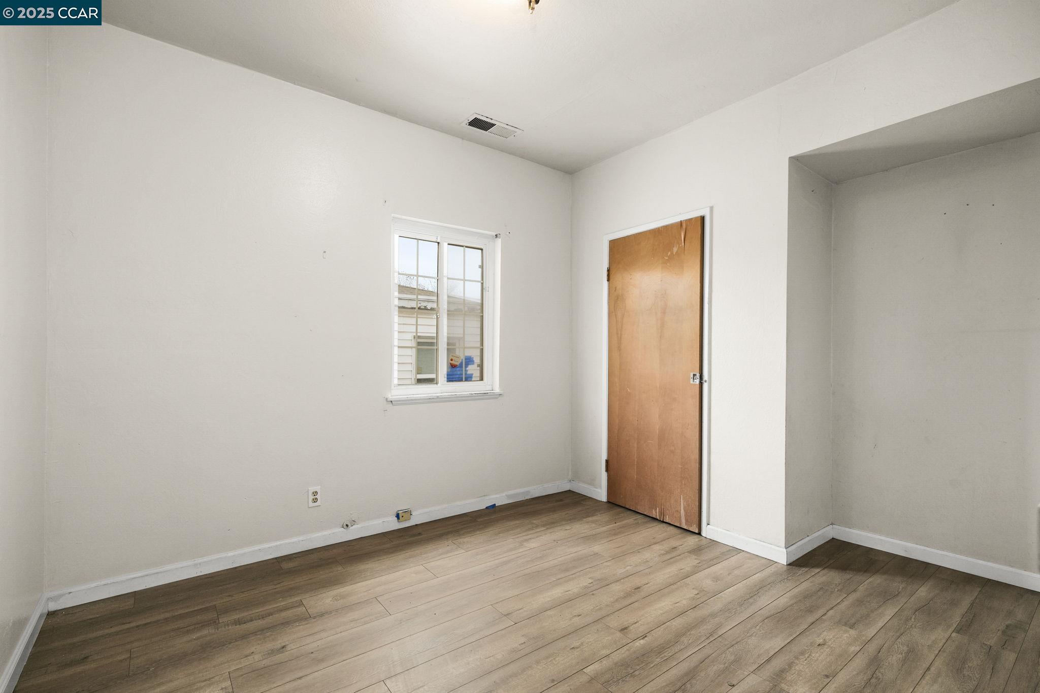 Detail Gallery Image 22 of 26 For 945 Arlington Ave, Oakland,  CA 94608 - 4 Beds | 3 Baths
