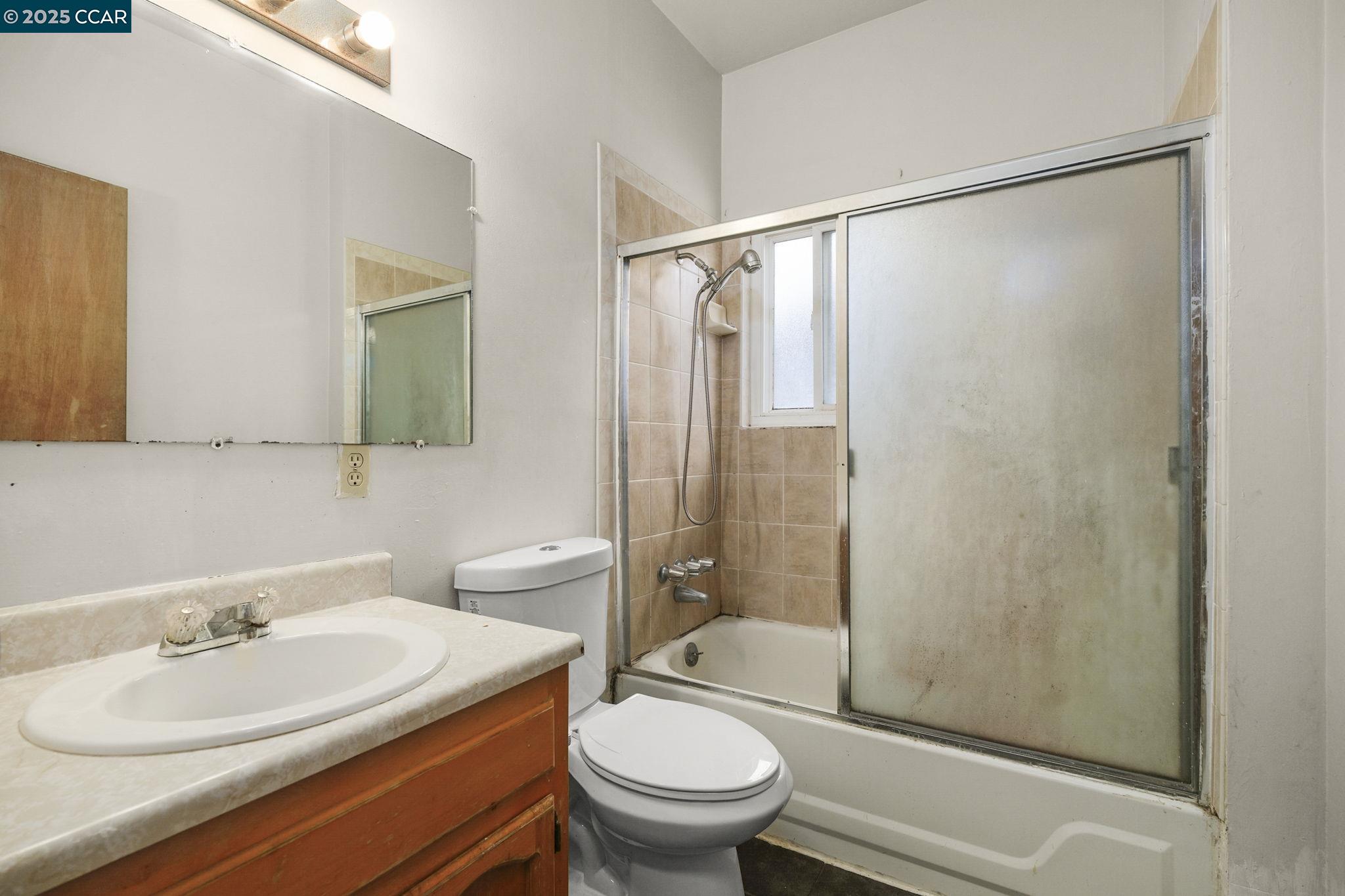 Detail Gallery Image 23 of 26 For 945 Arlington Ave, Oakland,  CA 94608 - 4 Beds | 3 Baths