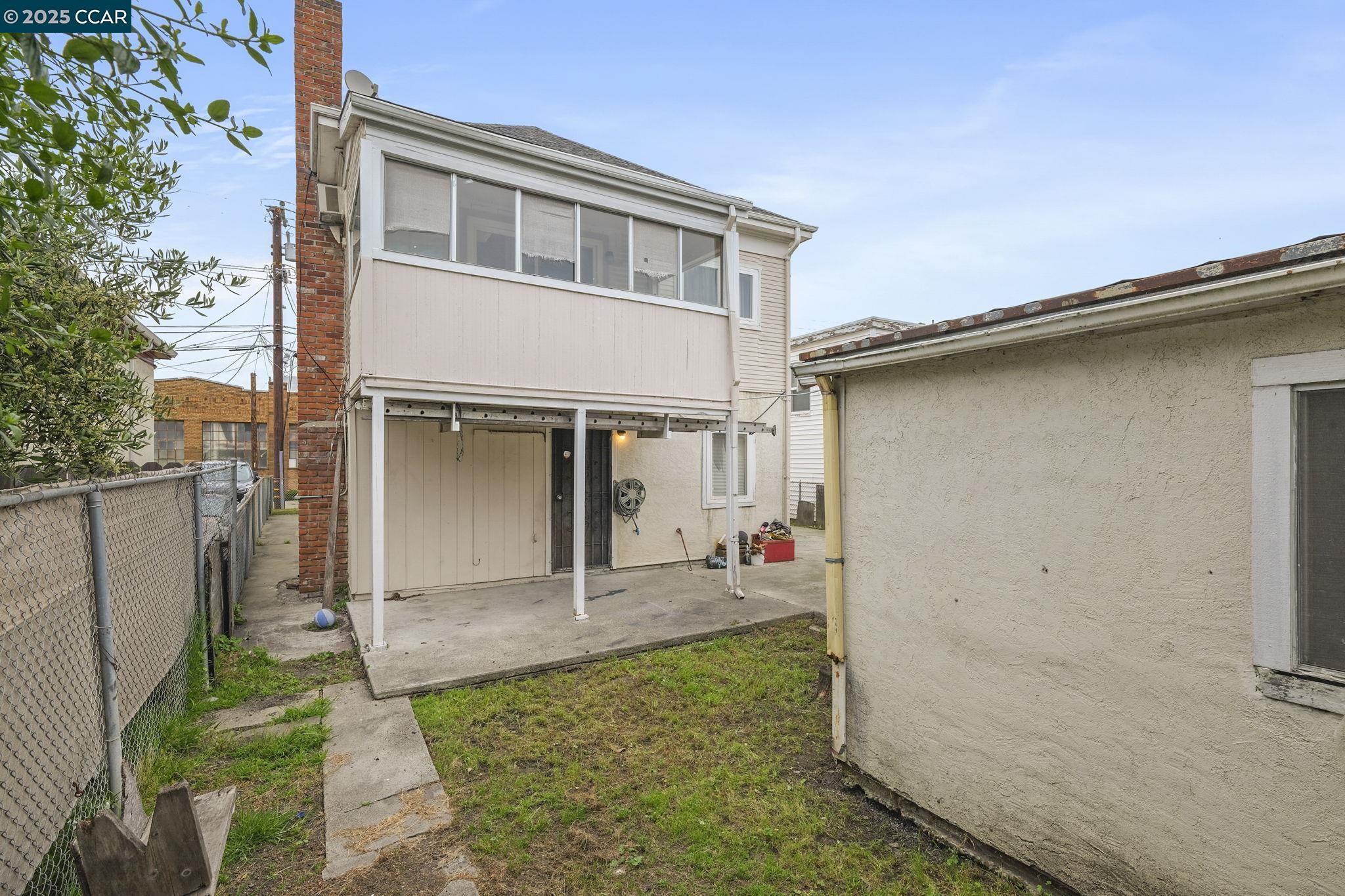 Detail Gallery Image 24 of 26 For 945 Arlington Ave, Oakland,  CA 94608 - 4 Beds | 3 Baths