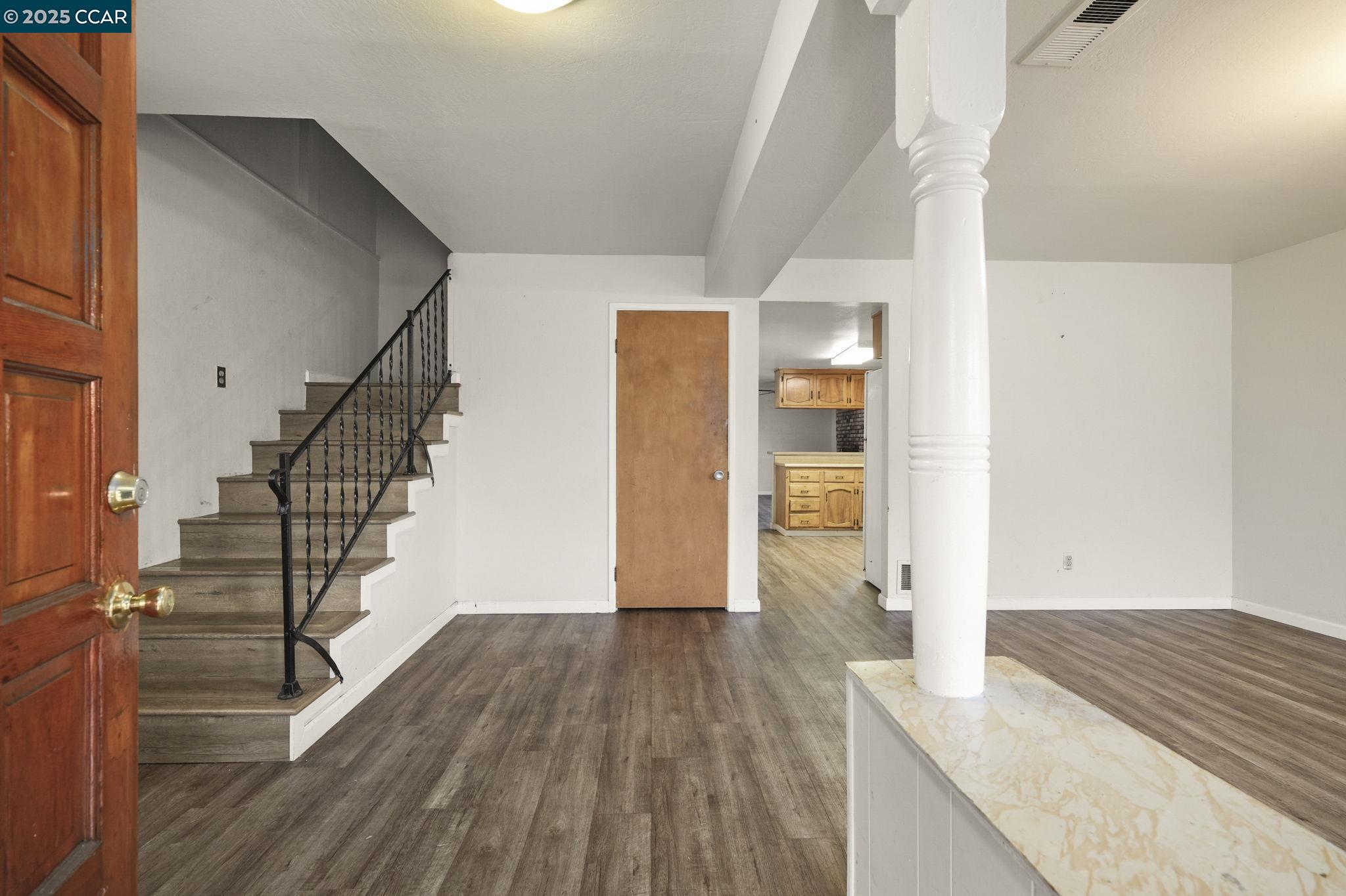 Detail Gallery Image 4 of 26 For 945 Arlington Ave, Oakland,  CA 94608 - 4 Beds | 3 Baths