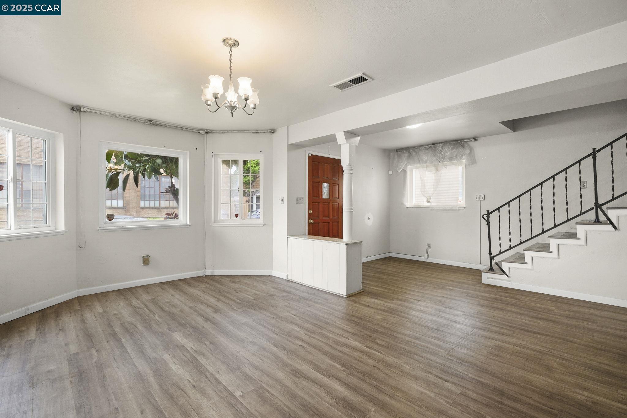Detail Gallery Image 5 of 26 For 945 Arlington Ave, Oakland,  CA 94608 - 4 Beds | 3 Baths