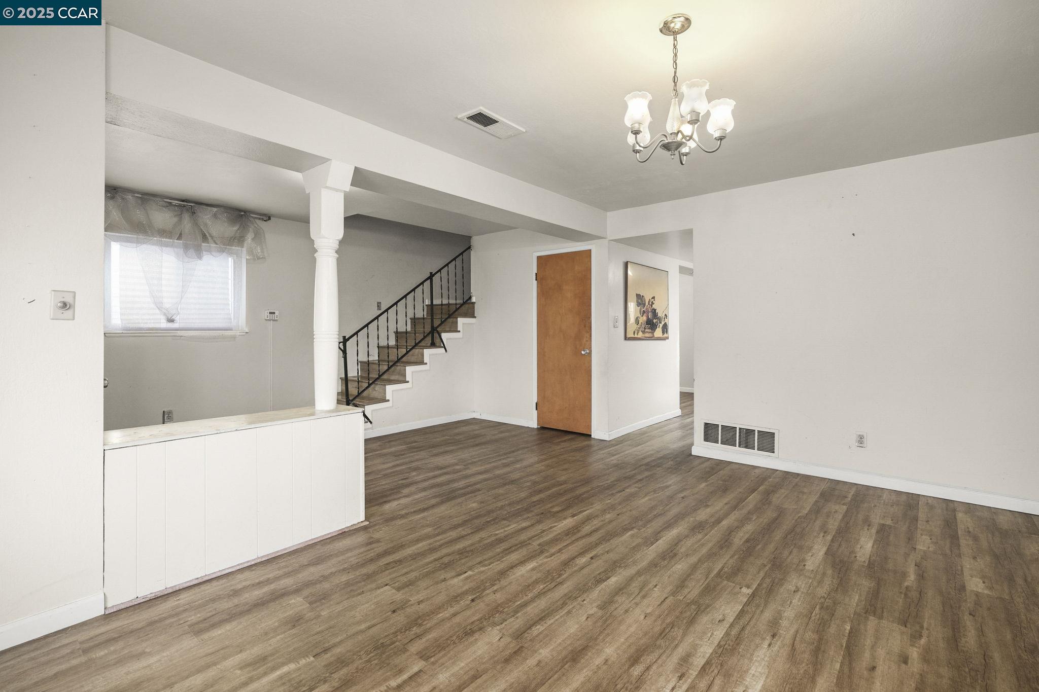 Detail Gallery Image 6 of 26 For 945 Arlington Ave, Oakland,  CA 94608 - 4 Beds | 3 Baths