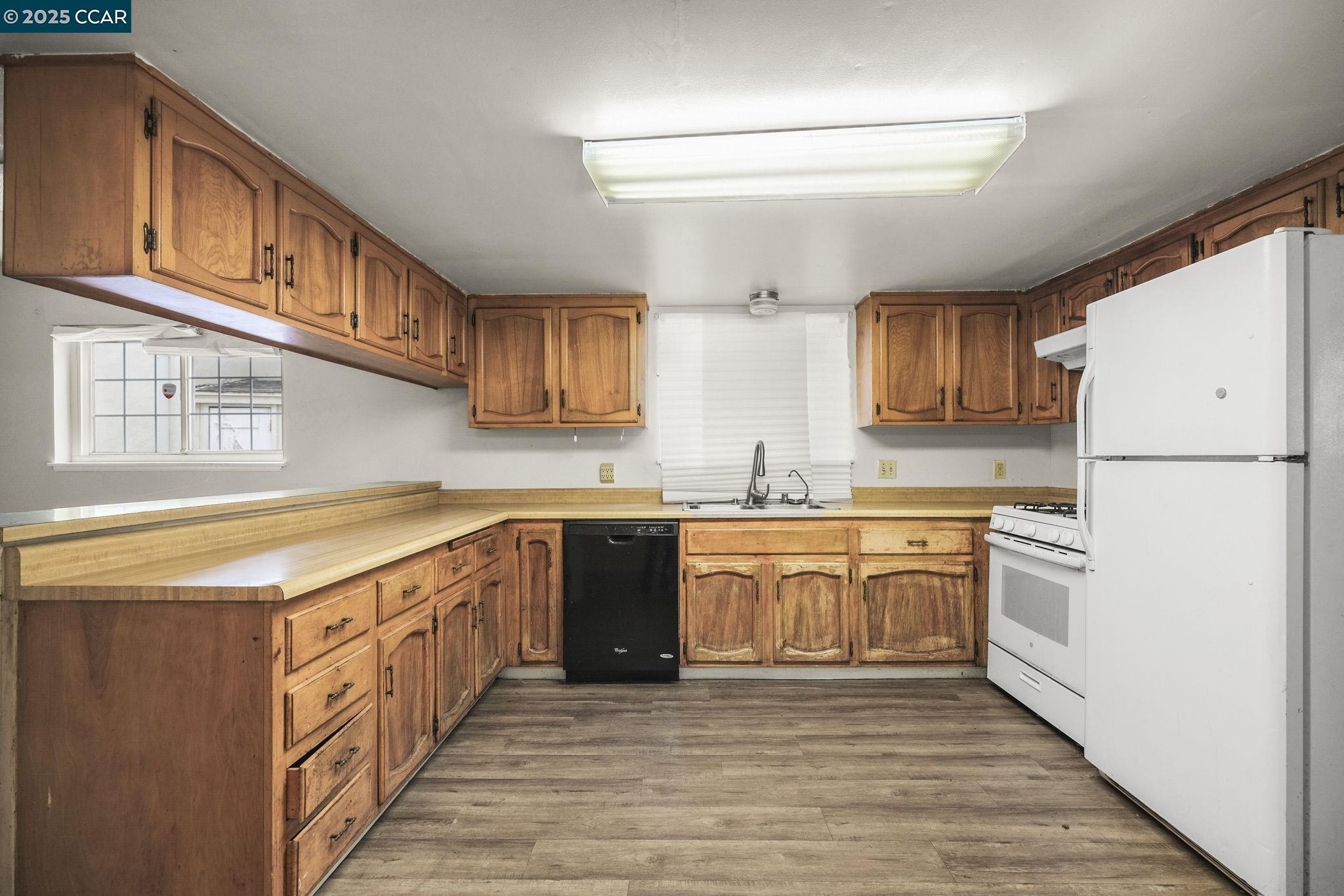 Detail Gallery Image 7 of 26 For 945 Arlington Ave, Oakland,  CA 94608 - 4 Beds | 3 Baths