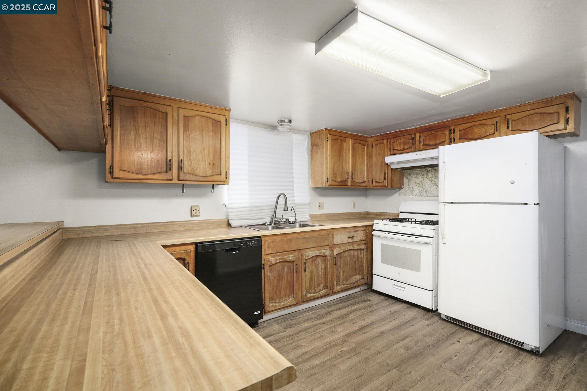 Detail Gallery Image 8 of 26 For 945 Arlington Ave, Oakland,  CA 94608 - 4 Beds | 3 Baths