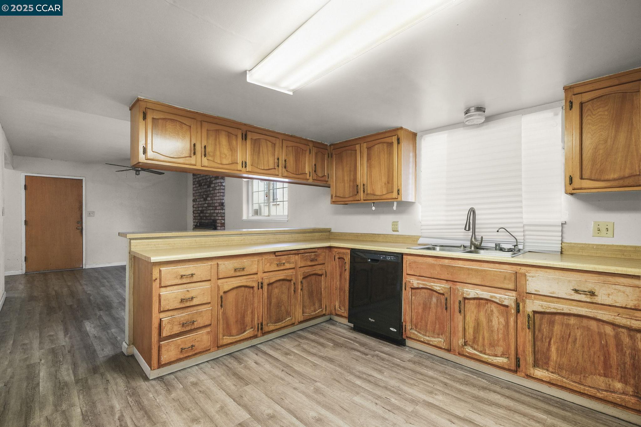 Detail Gallery Image 9 of 26 For 945 Arlington Ave, Oakland,  CA 94608 - 4 Beds | 3 Baths