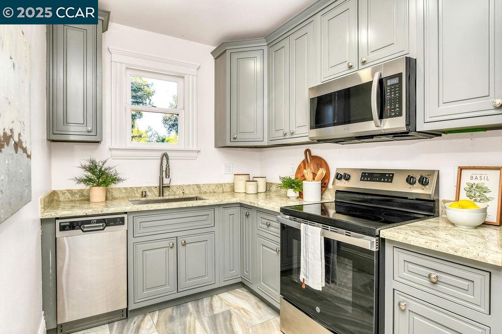 Detail Gallery Image 24 of 54 For 4100 Alhambra Way, Martinez,  CA 94553 - 5 Beds | 3/1 Baths