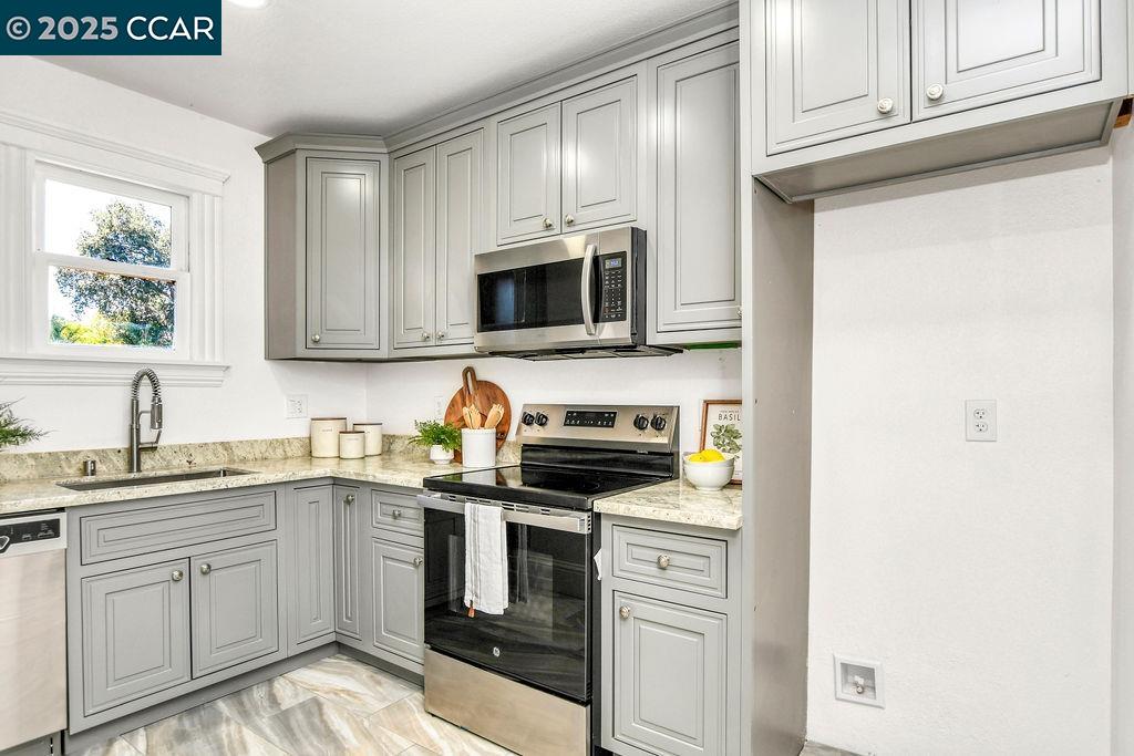 Detail Gallery Image 25 of 54 For 4100 Alhambra Way, Martinez,  CA 94553 - 5 Beds | 3/1 Baths