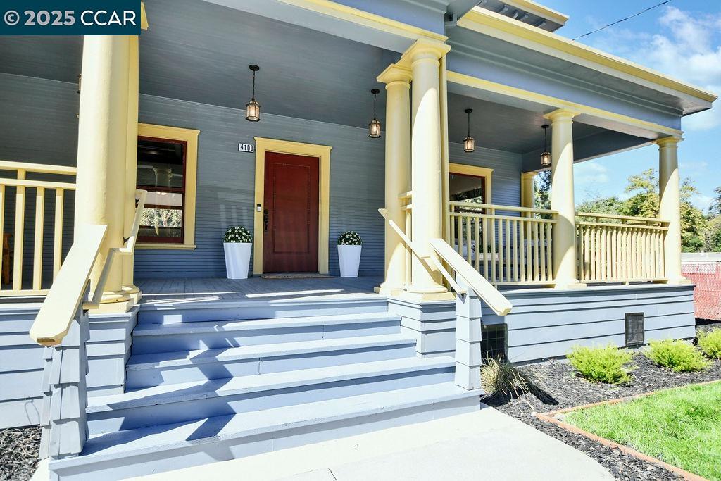Detail Gallery Image 4 of 54 For 4100 Alhambra Way, Martinez,  CA 94553 - 5 Beds | 3/1 Baths