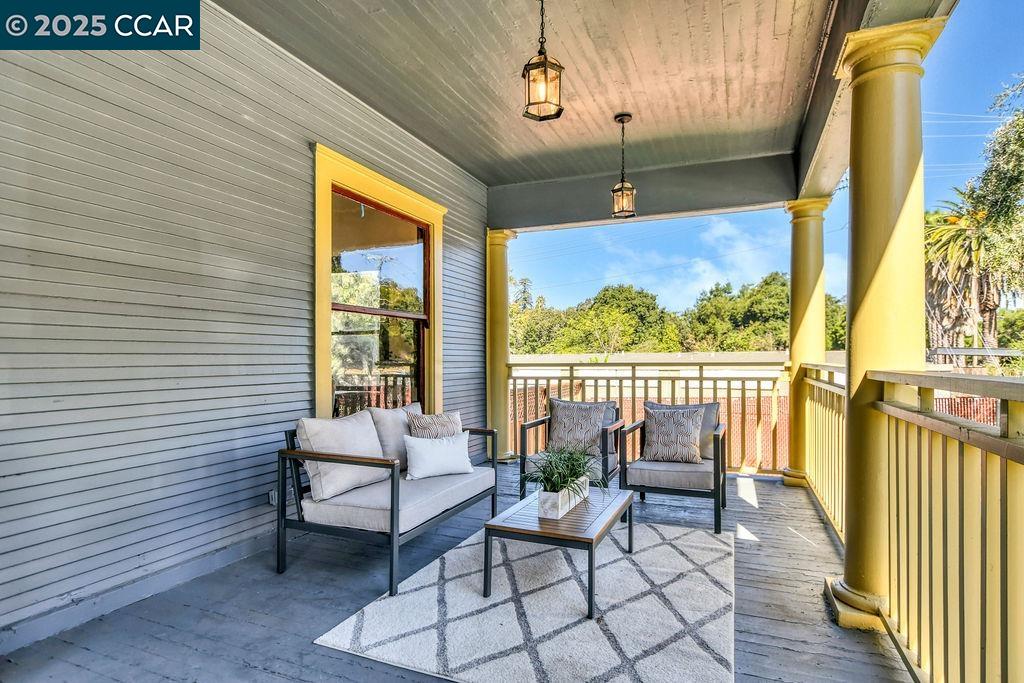 Detail Gallery Image 5 of 54 For 4100 Alhambra Way, Martinez,  CA 94553 - 5 Beds | 3/1 Baths