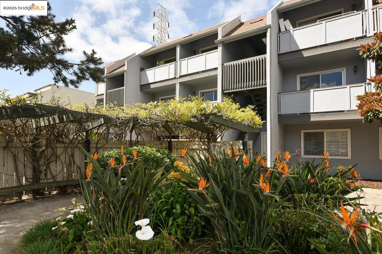Detail Gallery Image 2 of 12 For 650 Alamo Ct #9,  Mountain View,  CA 94043 - 2 Beds | 1 Baths