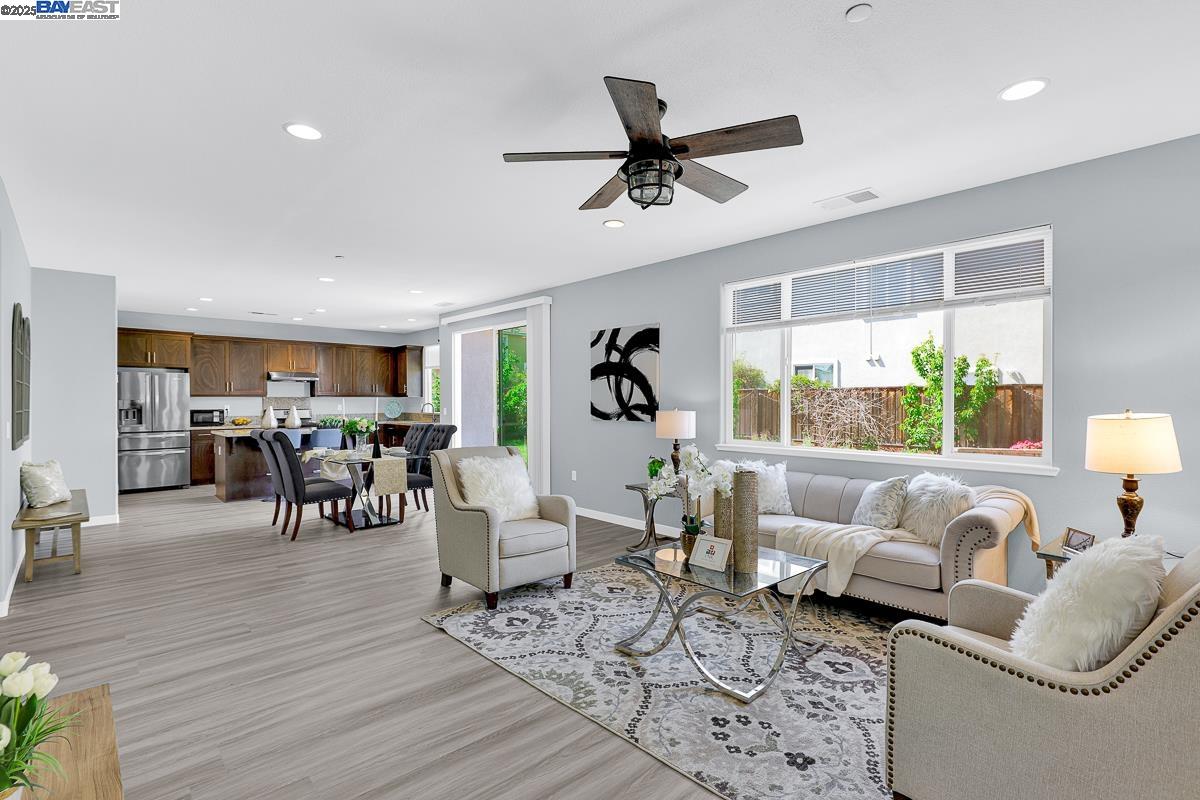 Detail Gallery Image 16 of 56 For 18 Prescott Cir, Oakley,  CA 94561 - 4 Beds | 3 Baths