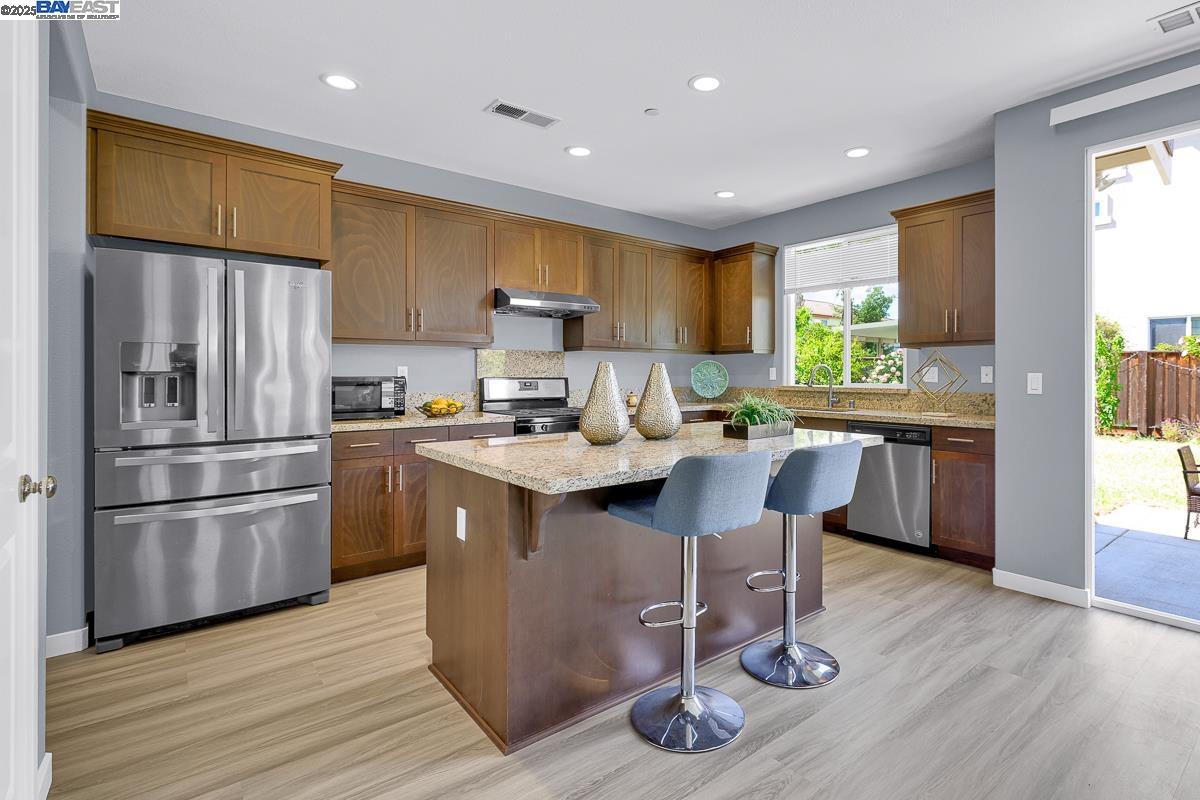 Detail Gallery Image 8 of 56 For 18 Prescott Cir, Oakley,  CA 94561 - 4 Beds | 3 Baths