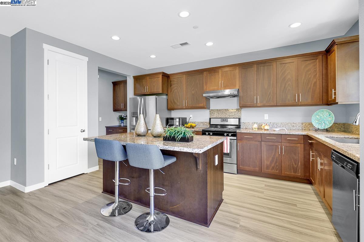 Detail Gallery Image 9 of 56 For 18 Prescott Cir, Oakley,  CA 94561 - 4 Beds | 3 Baths