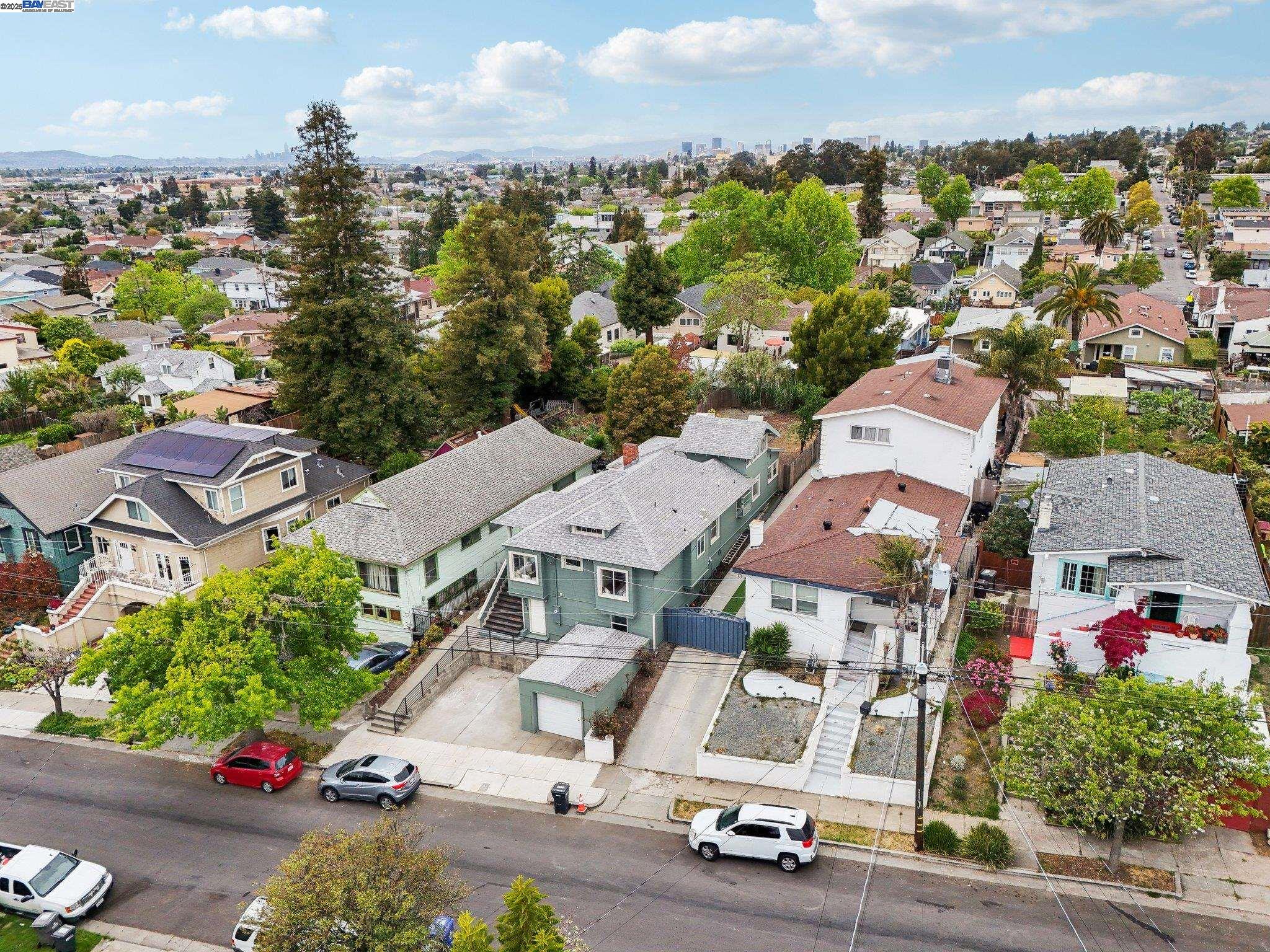 Detail Gallery Image 3 of 54 For 2155 42nd Ave, Oakland,  CA 94601 - 5 Beds | 3/1 Baths