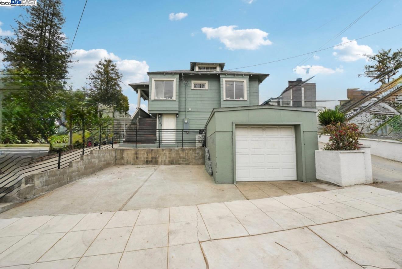 Detail Gallery Image 6 of 54 For 2155 42nd Ave, Oakland,  CA 94601 - 5 Beds | 3/1 Baths