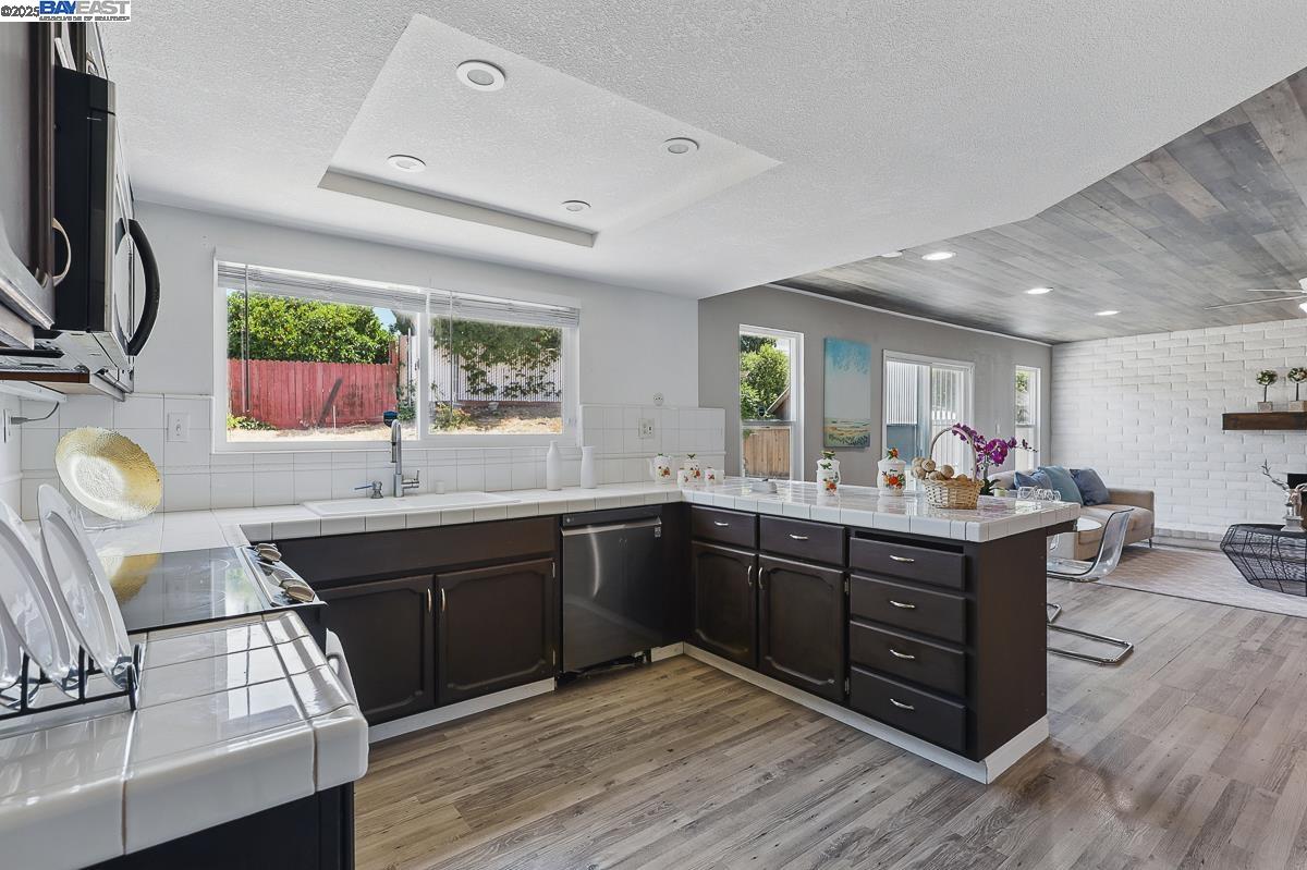 Detail Gallery Image 19 of 60 For 305 Granite Cir, Antioch,  CA 94509 - 4 Beds | 2/1 Baths