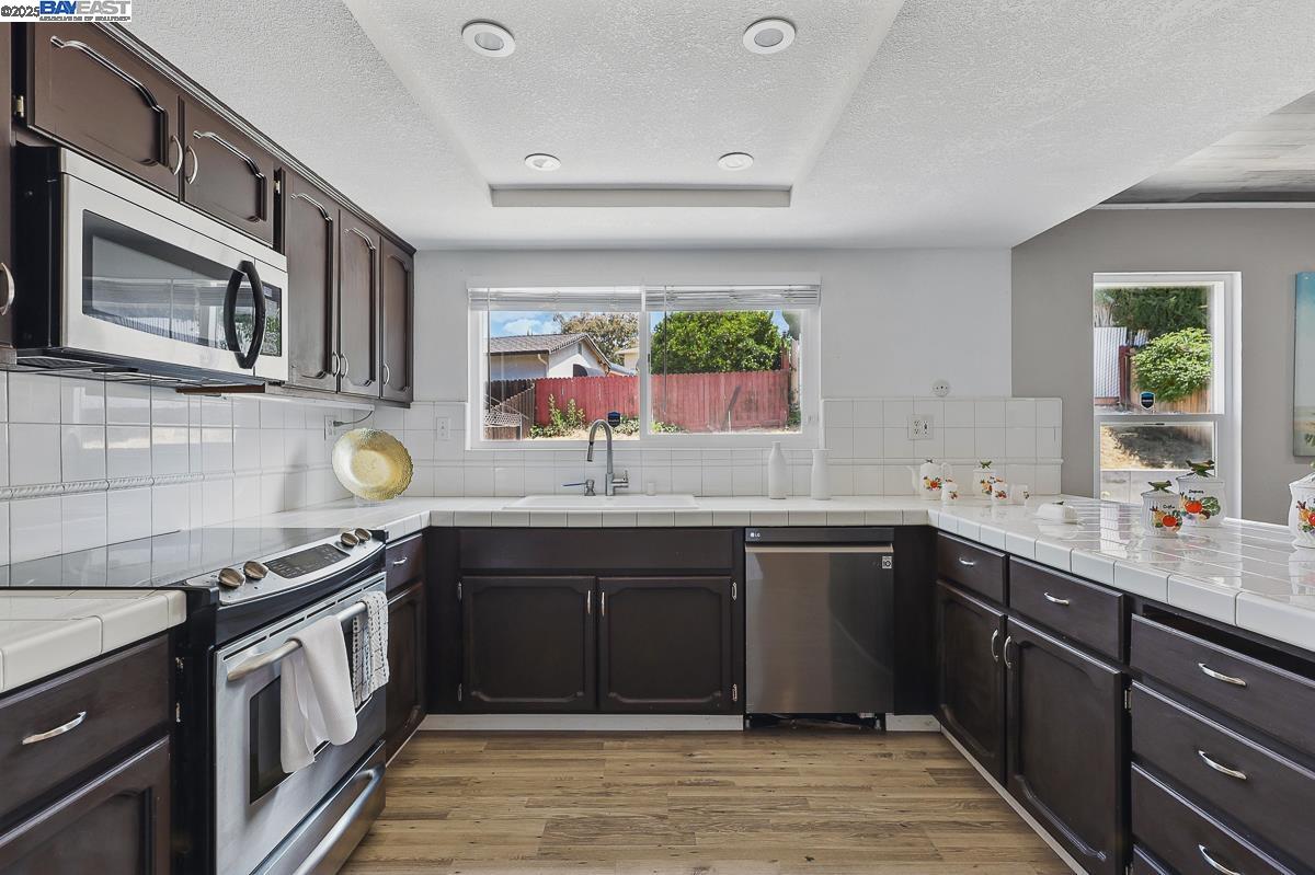 Detail Gallery Image 20 of 60 For 305 Granite Cir, Antioch,  CA 94509 - 4 Beds | 2/1 Baths