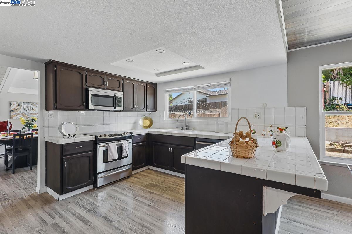 Detail Gallery Image 21 of 60 For 305 Granite Cir, Antioch,  CA 94509 - 4 Beds | 2/1 Baths