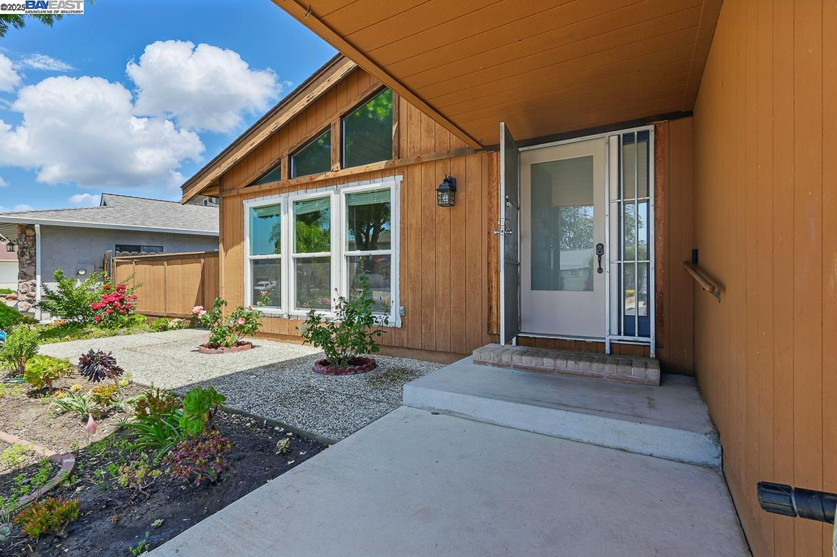 Detail Gallery Image 4 of 60 For 305 Granite Cir, Antioch,  CA 94509 - 4 Beds | 2/1 Baths