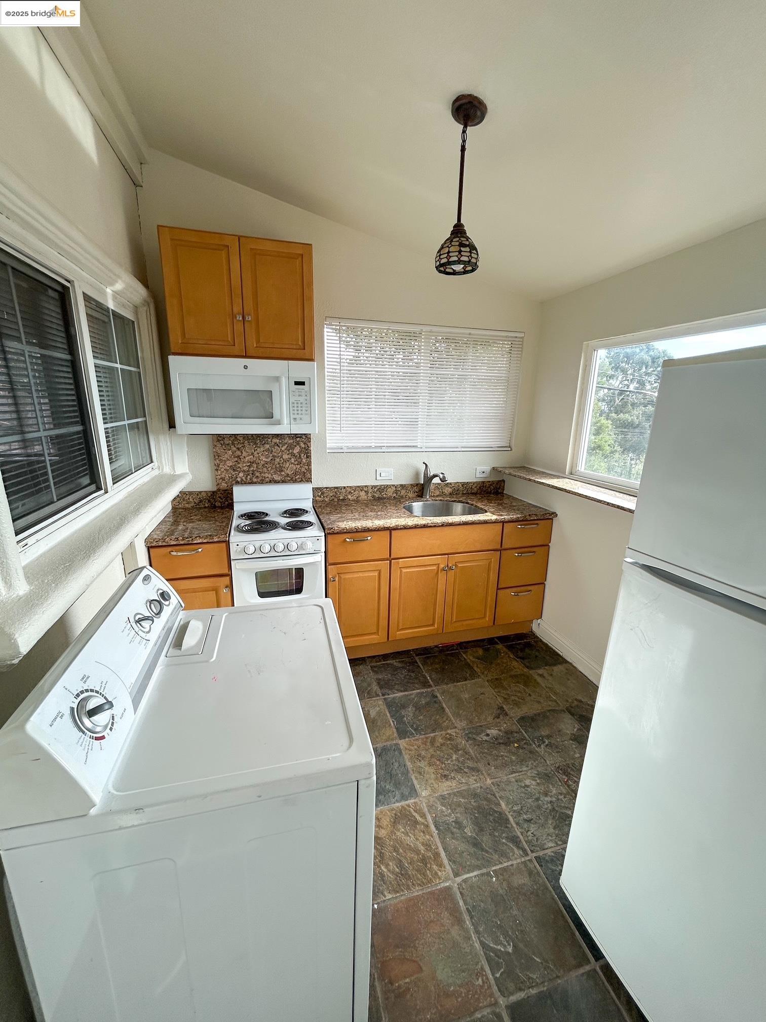 7442 B Hillmont Dr, Oakland, California 94605, 1 Bedroom Bedrooms, 3 Rooms Rooms,15 BathroomsBathrooms,Residential Lease,For Rent,7442 B Hillmont Dr,41095207