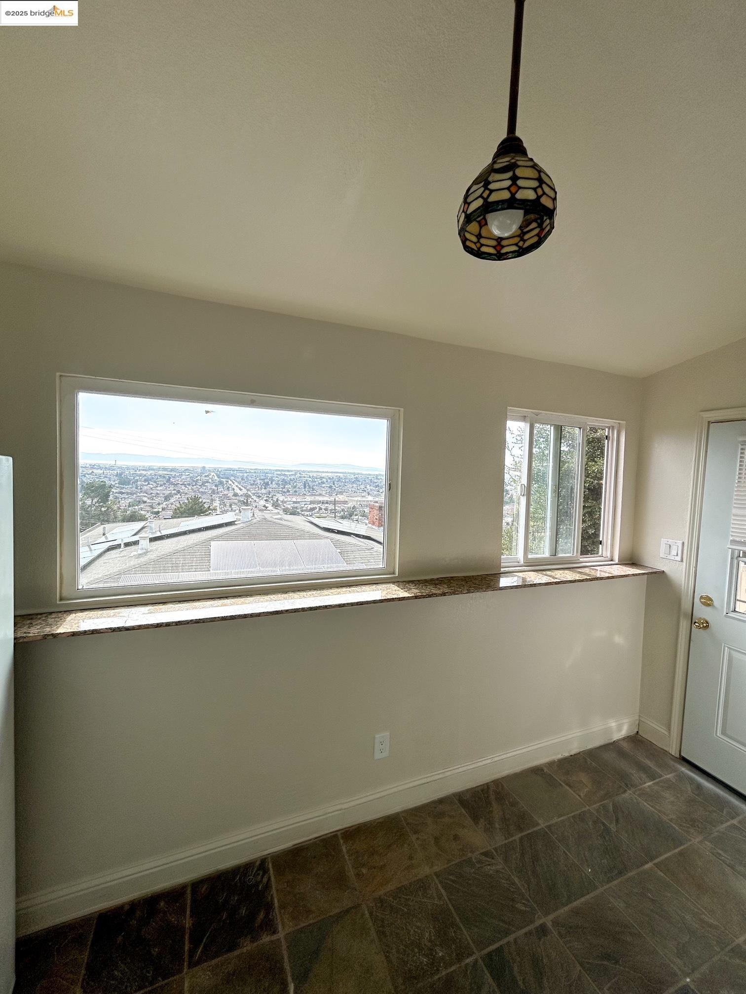 7442 B Hillmont Dr, Oakland, California 94605, 1 Bedroom Bedrooms, 3 Rooms Rooms,15 BathroomsBathrooms,Residential Lease,For Rent,7442 B Hillmont Dr,41095207