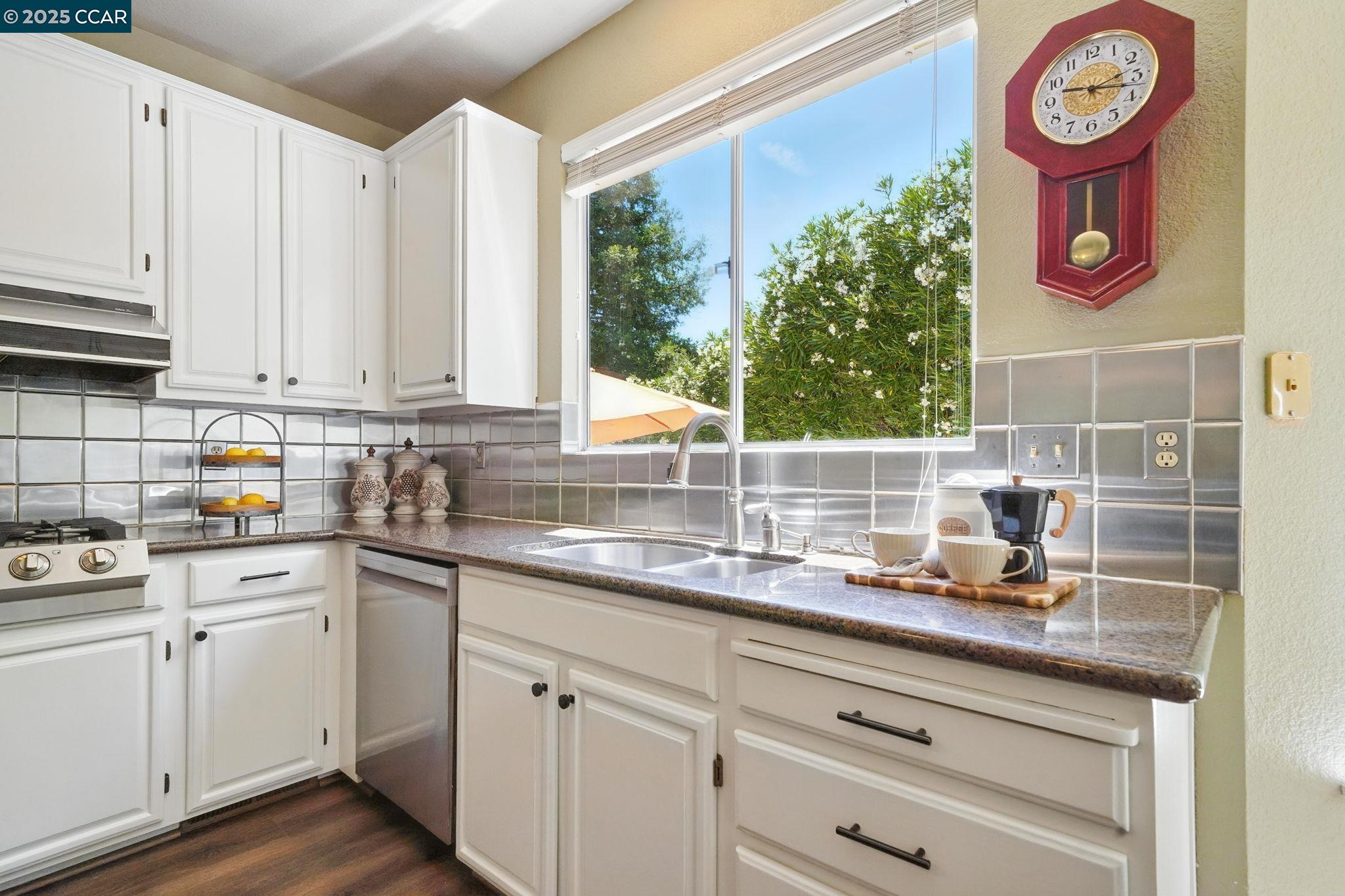 Detail Gallery Image 10 of 43 For 47 La Canada Ct, Clayton,  CA 94517 - 4 Beds | 2/1 Baths