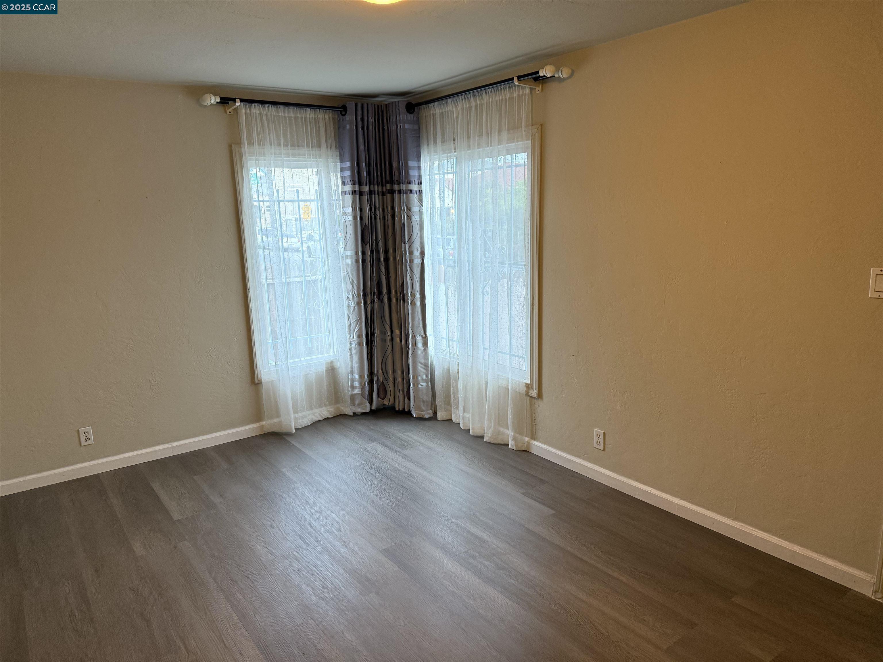 Detail Gallery Image 5 of 8 For 4028 E 18th St, Oakland,  CA 94601 - – Beds | – Baths