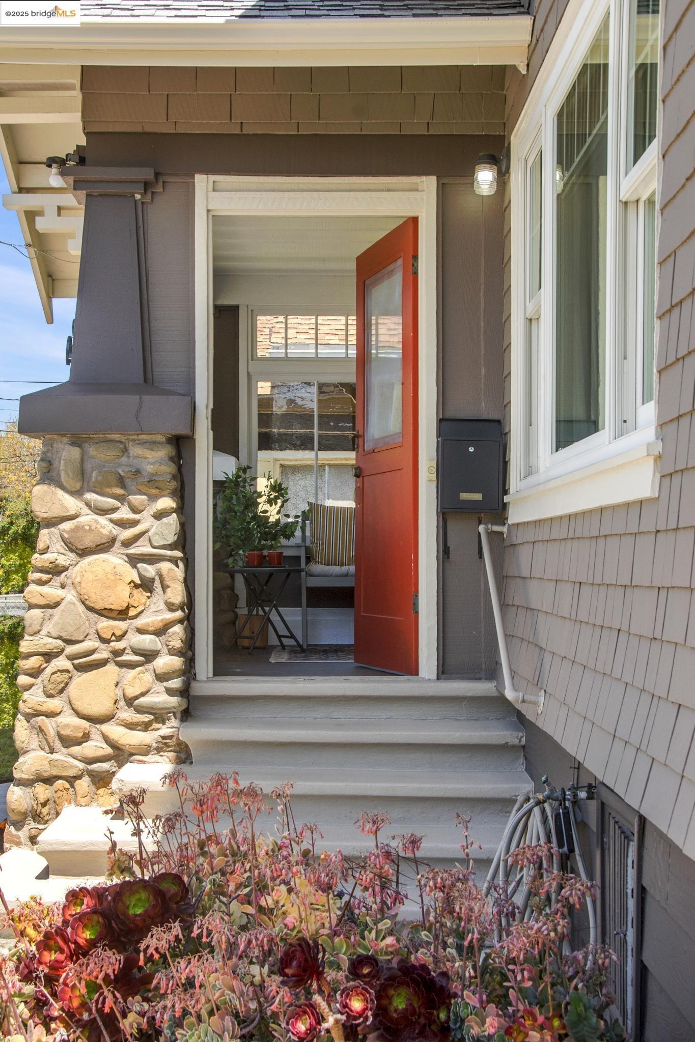 Detail Gallery Image 2 of 41 For 1820 Wood St, Alameda,  CA 94501 - 2 Beds | 1 Baths