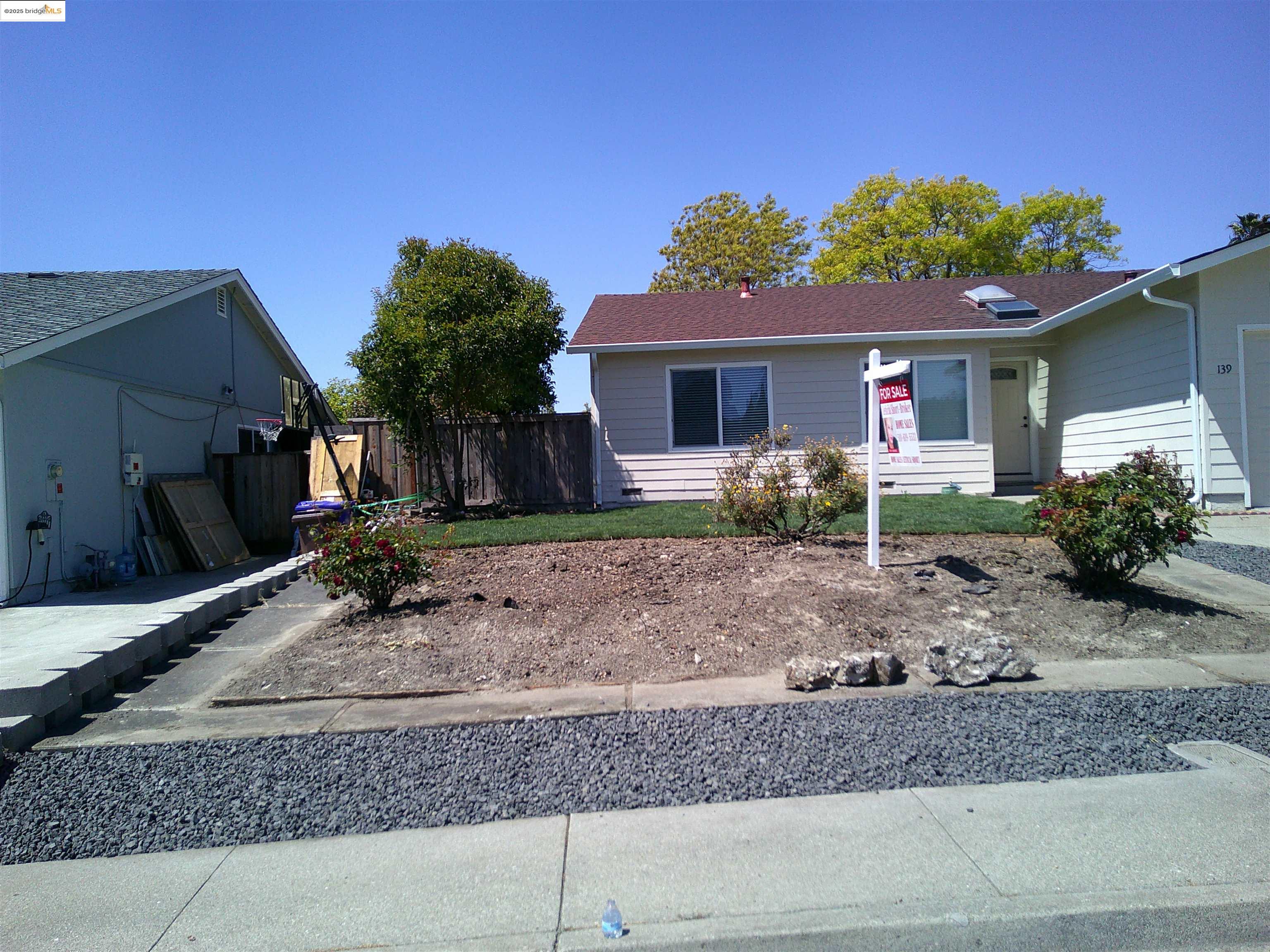 Detail Gallery Image 3 of 25 For 139 Heather Ave, Hercules,  CA 94547 - 3 Beds | 2 Baths