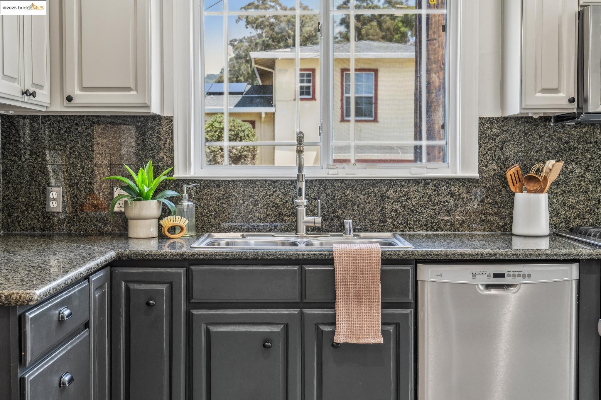Detail Gallery Image 16 of 60 For 2956 55th Ave, Oakland,  CA 94605 - 3 Beds | 2 Baths