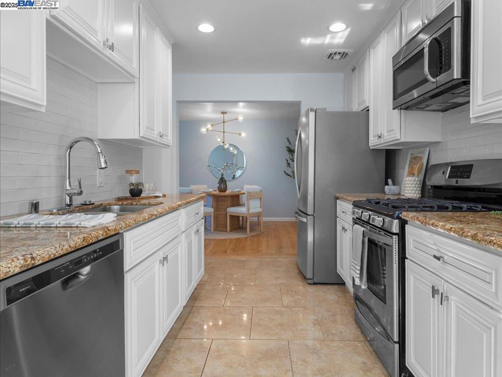 Detail Gallery Image 19 of 44 For 2457 San Carlos Ave, Castro Valley,  CA 94546 - 3 Beds | 2 Baths