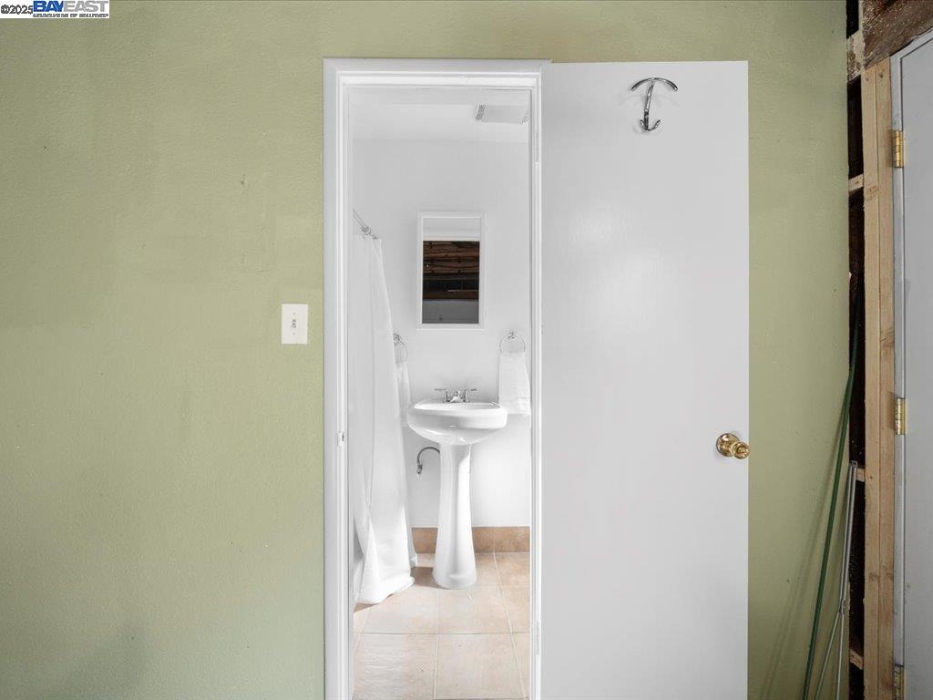 Detail Gallery Image 33 of 44 For 2457 San Carlos Ave, Castro Valley,  CA 94546 - 3 Beds | 2 Baths